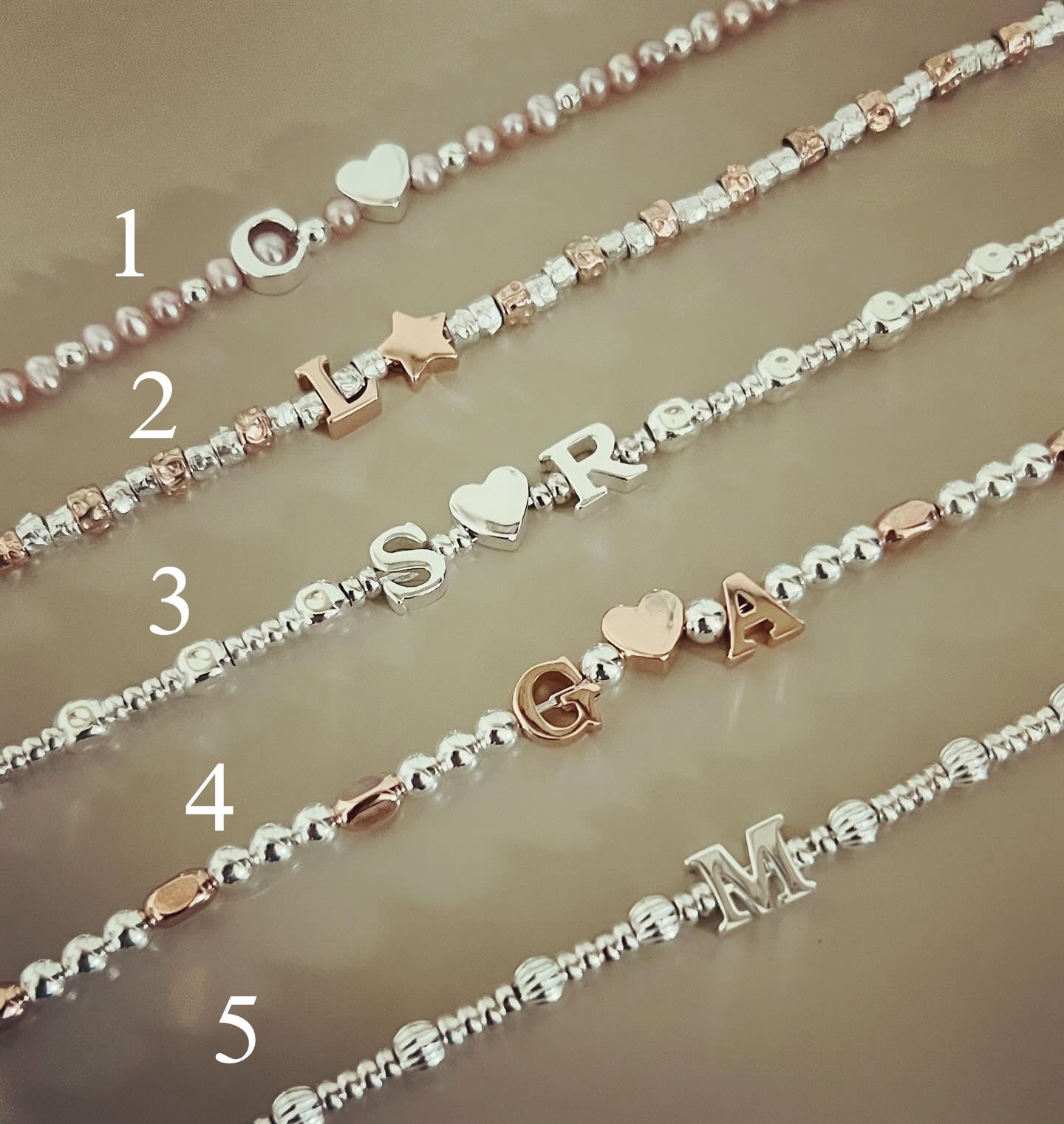 Braccialetti personalizzati con iniziali e cuori o stelline