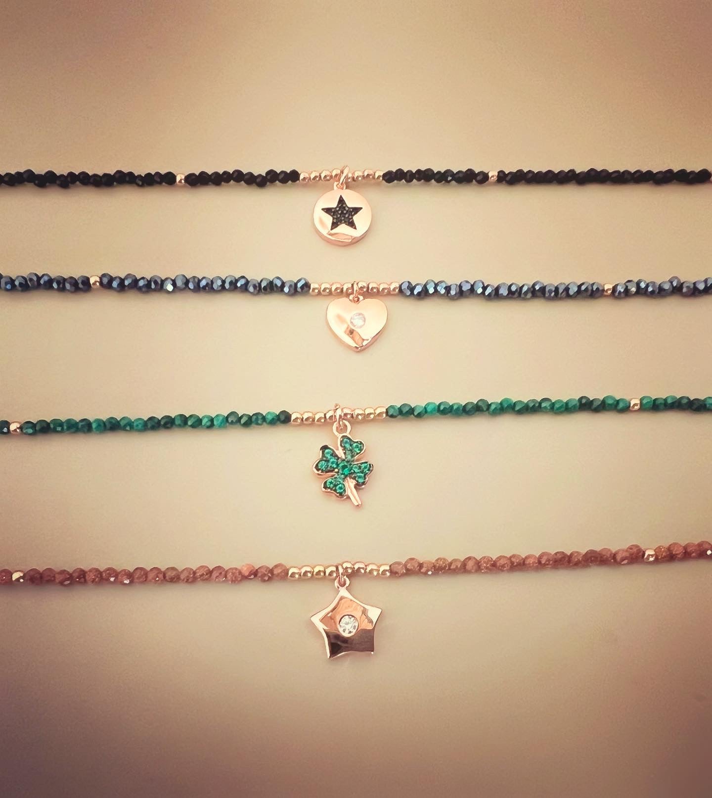 Collane girocollo in argento rosato con pietre o cristalli