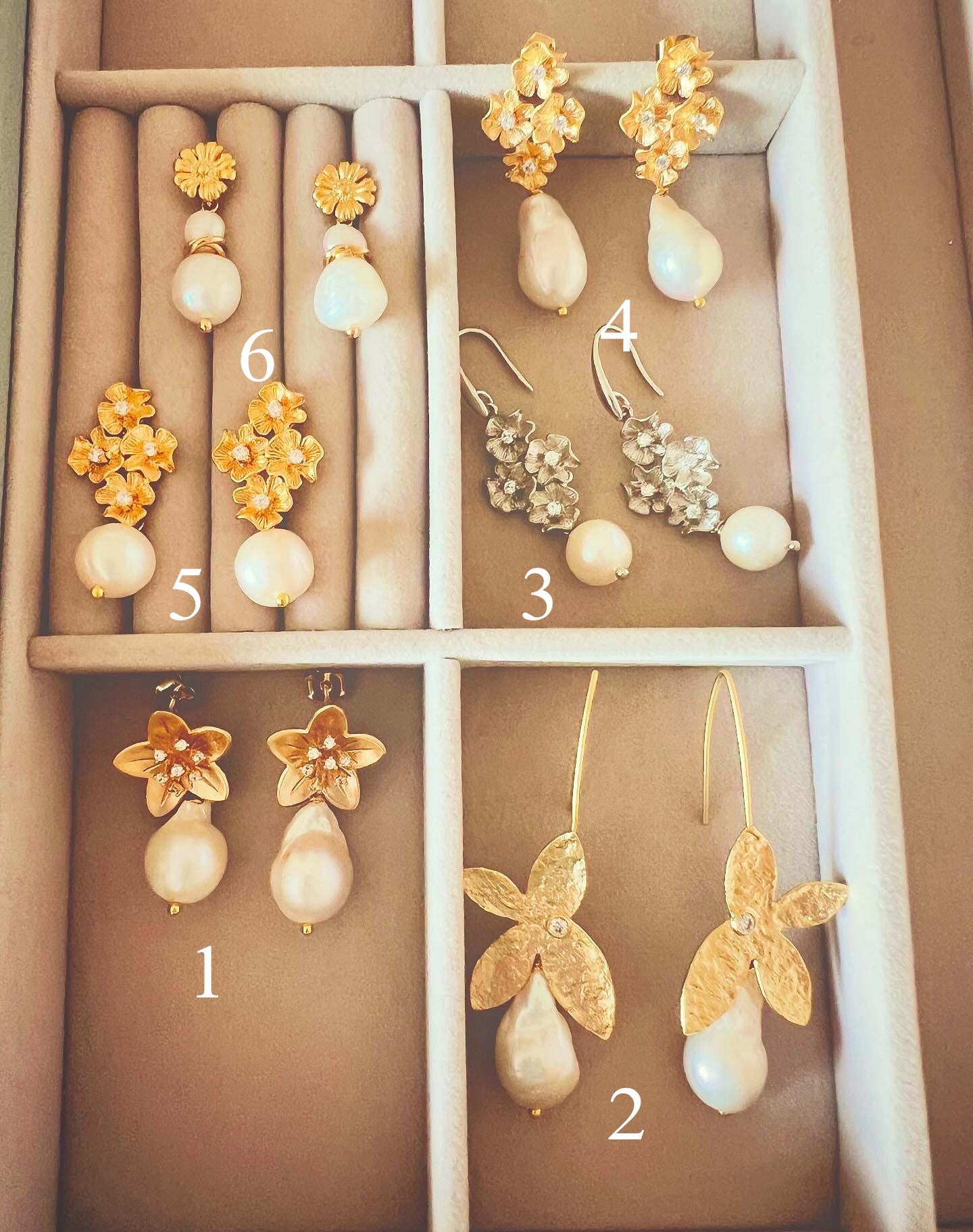 Orecchini con zirconi e perle