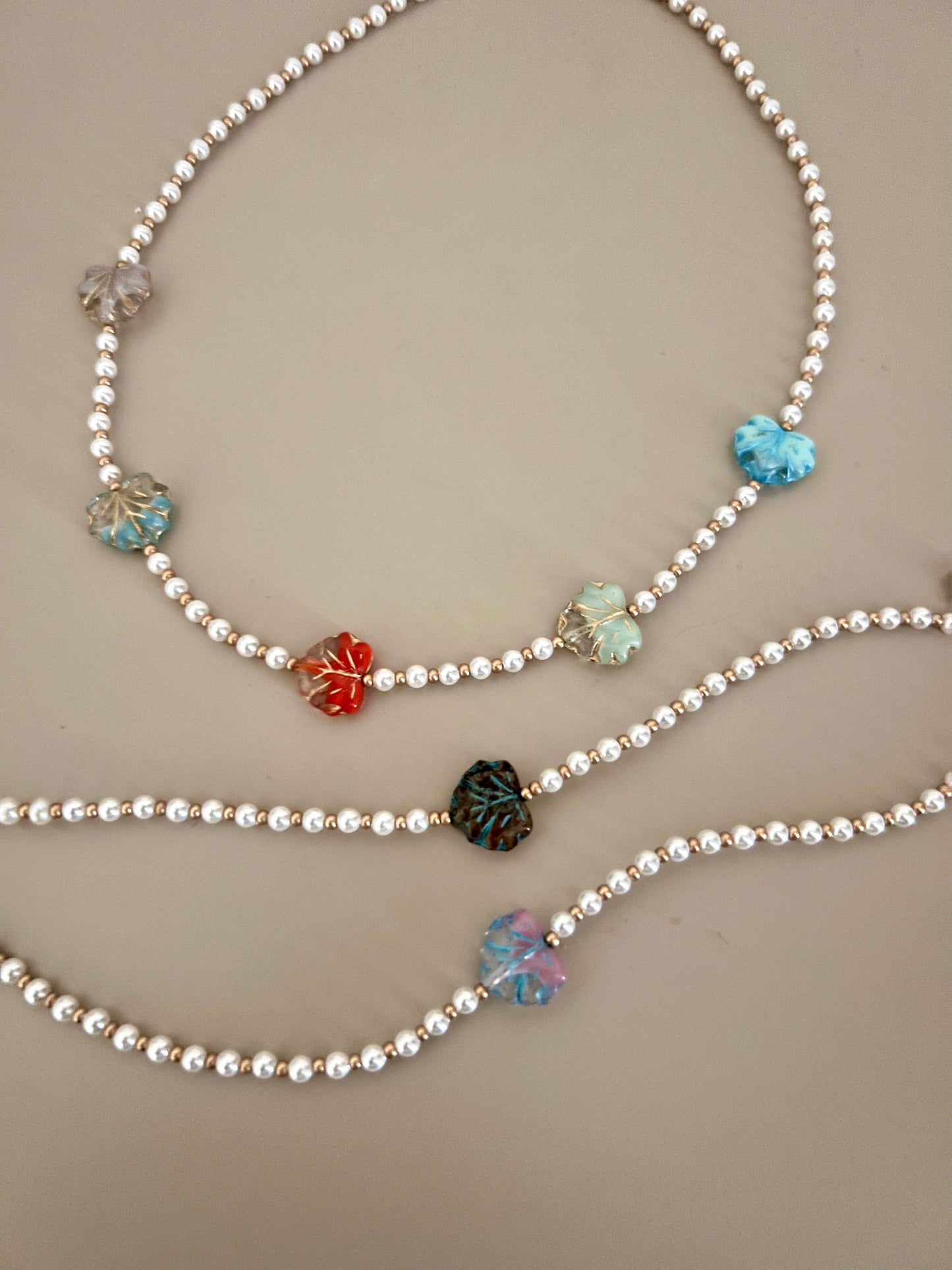 Collana girocollo e bracciali con perle e foglie - Filigrane & co