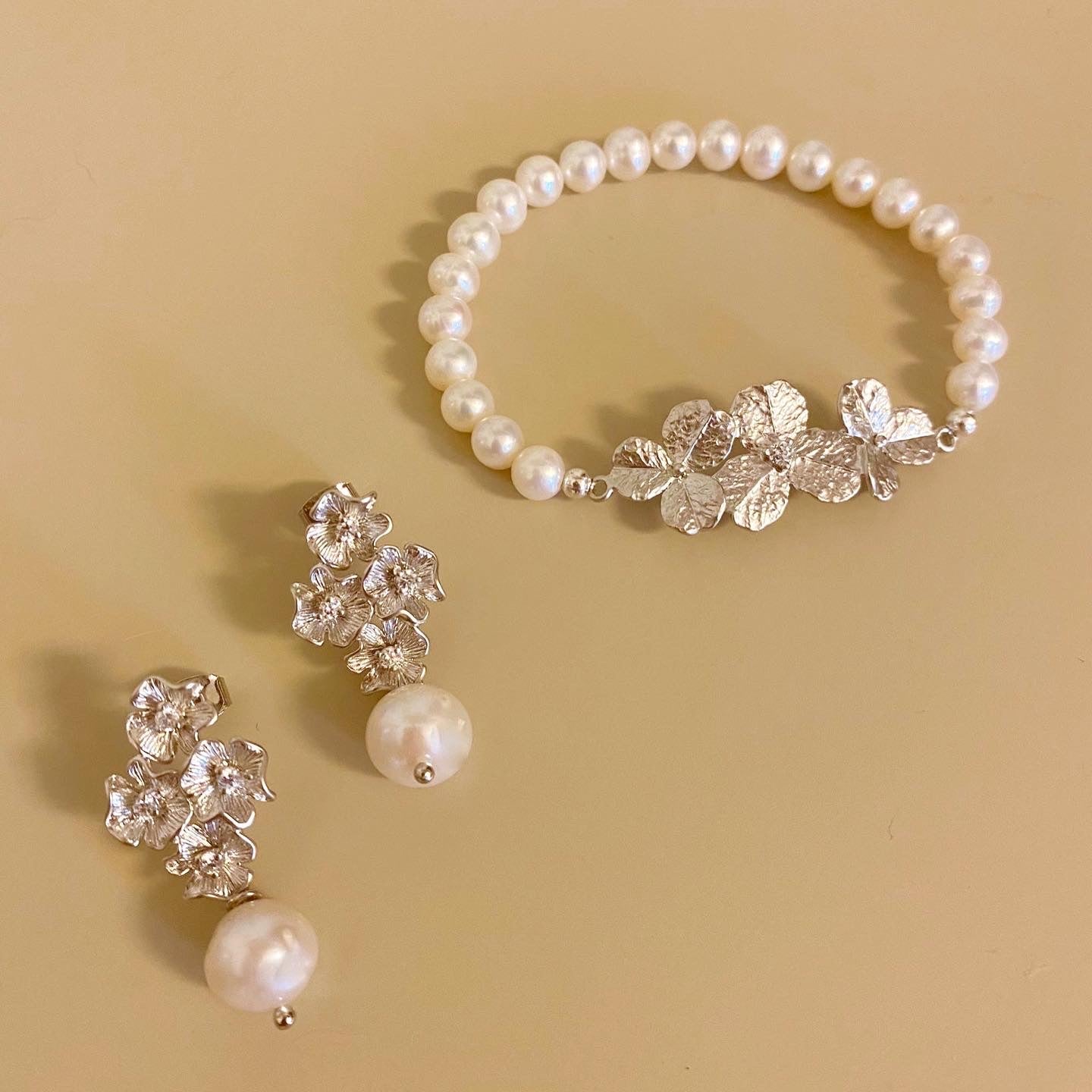 Bracciale fiori satinati argento e perle - Filigrane & co