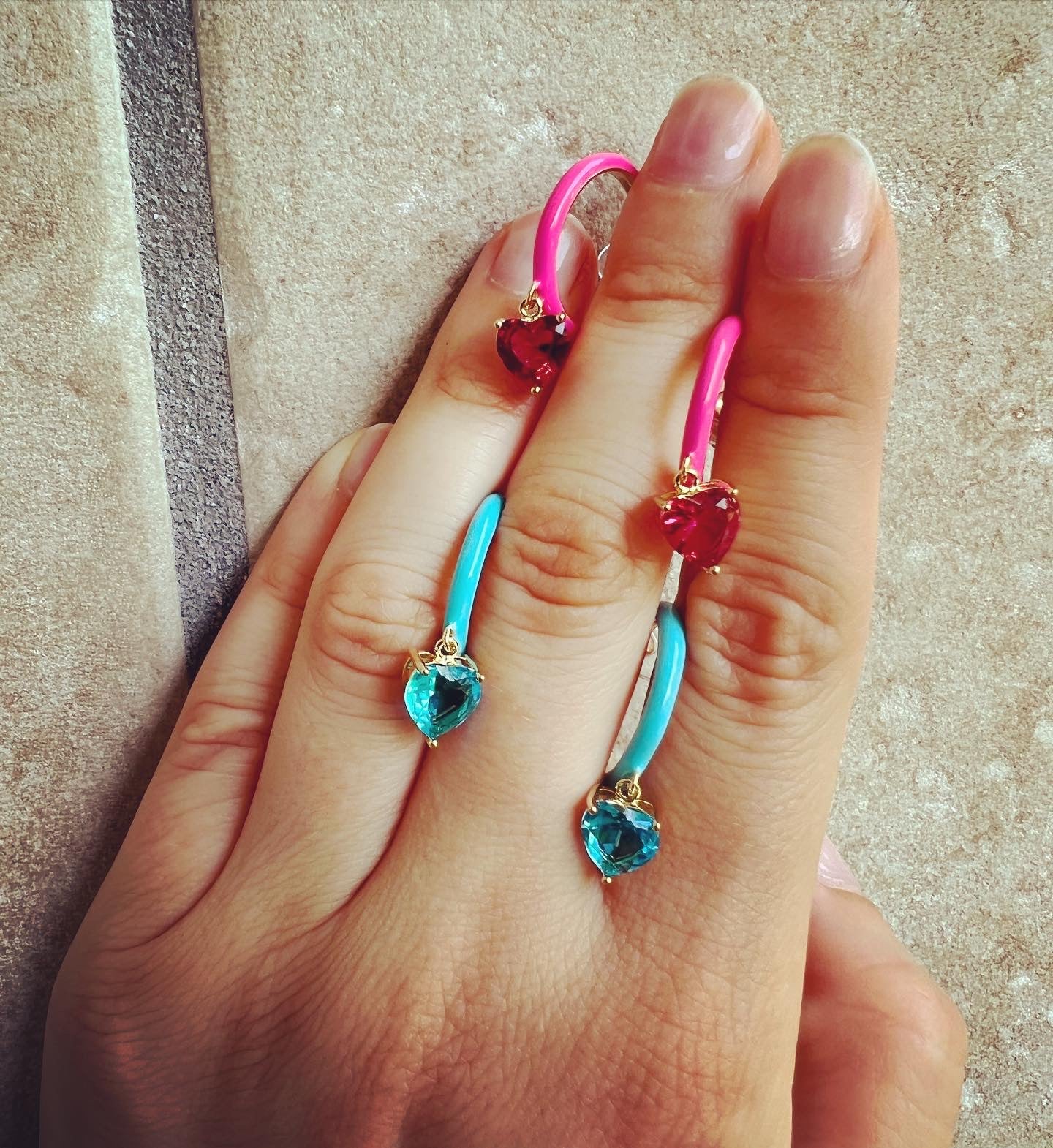 Orecchini Pendenti A Cerchio Aperto Con Cuori In Argento 925: Eleganti E Romantici