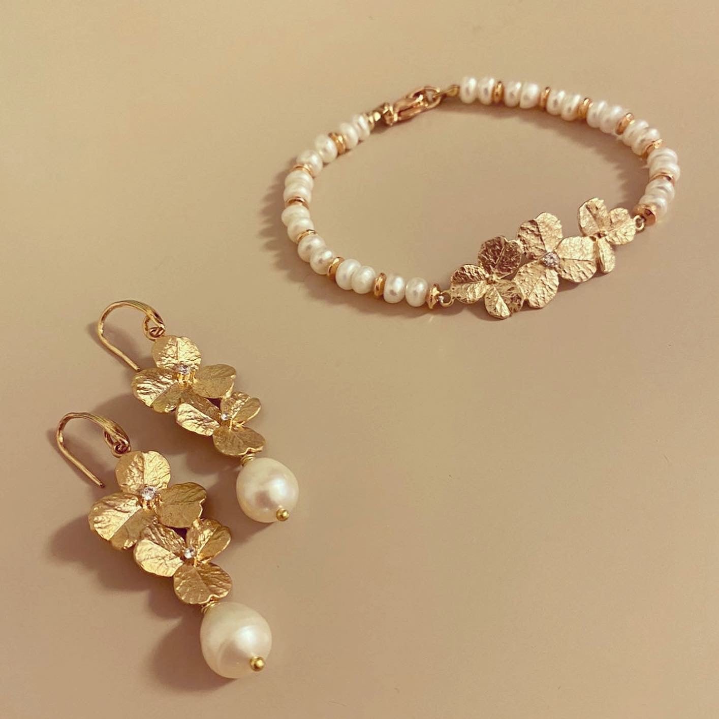 Bracciale fiori satinati e perle - Filigrane & co