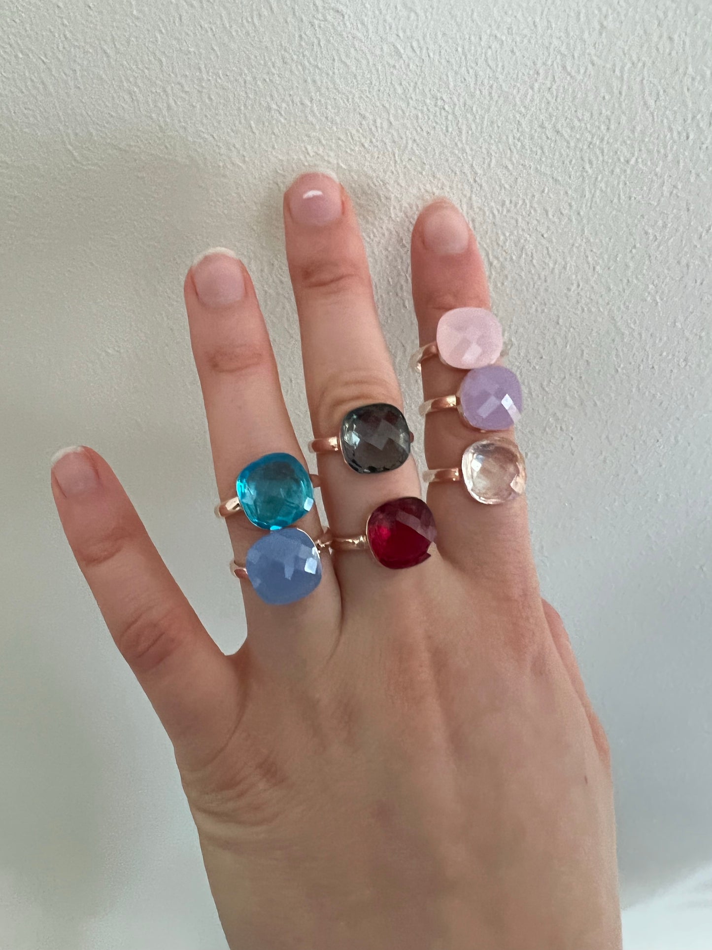 Anelli con pietre colorate