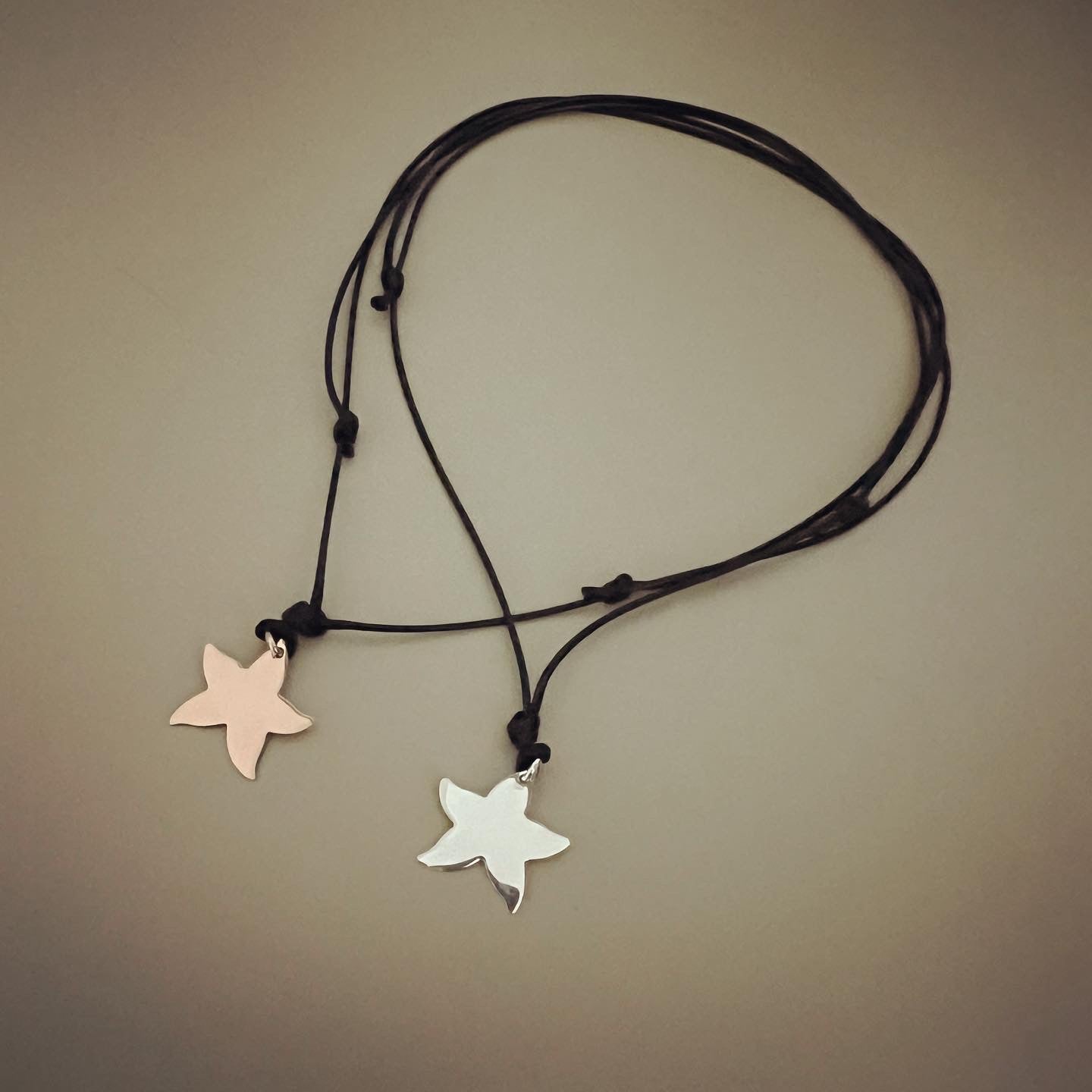 Moda Mavilla Collana donna in acciaio con corno portafortuna e pendolo mano di Fatima Lavorata a mano Made in Italy Moda Mavilla Collana donna in acciaio con corno portafortuna e pendolo mano di Fatima Lavorata a mano Made in Italy