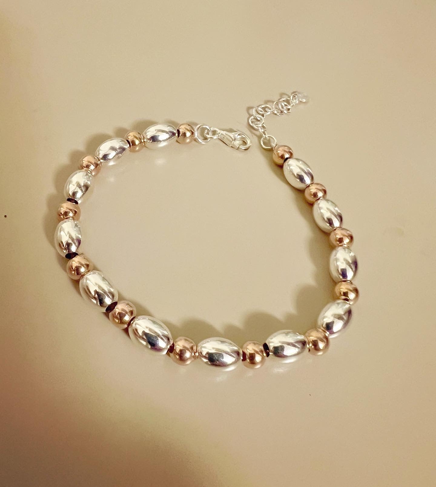 Bracciale bicolor pepite ovali e sfere