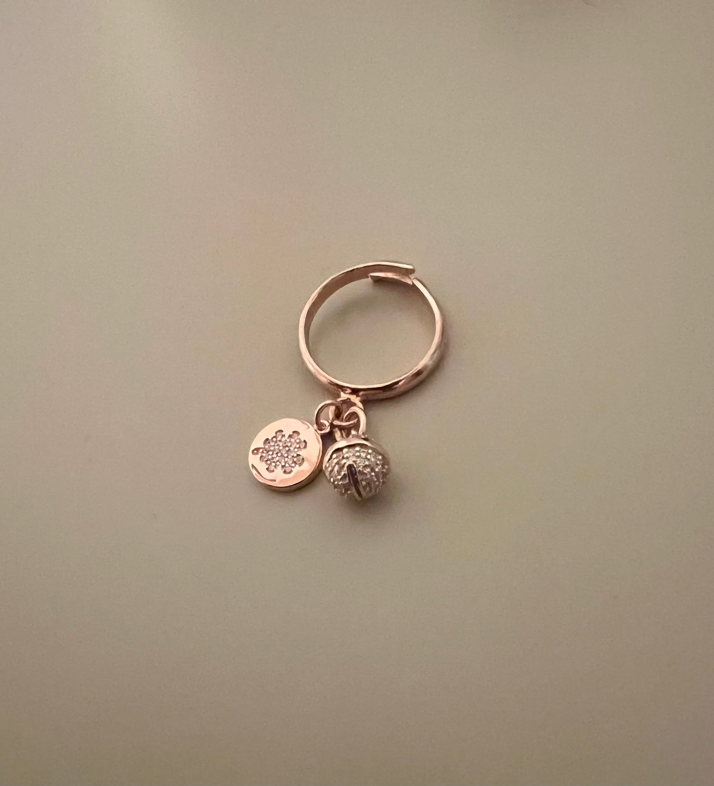 Anello due ciondoli