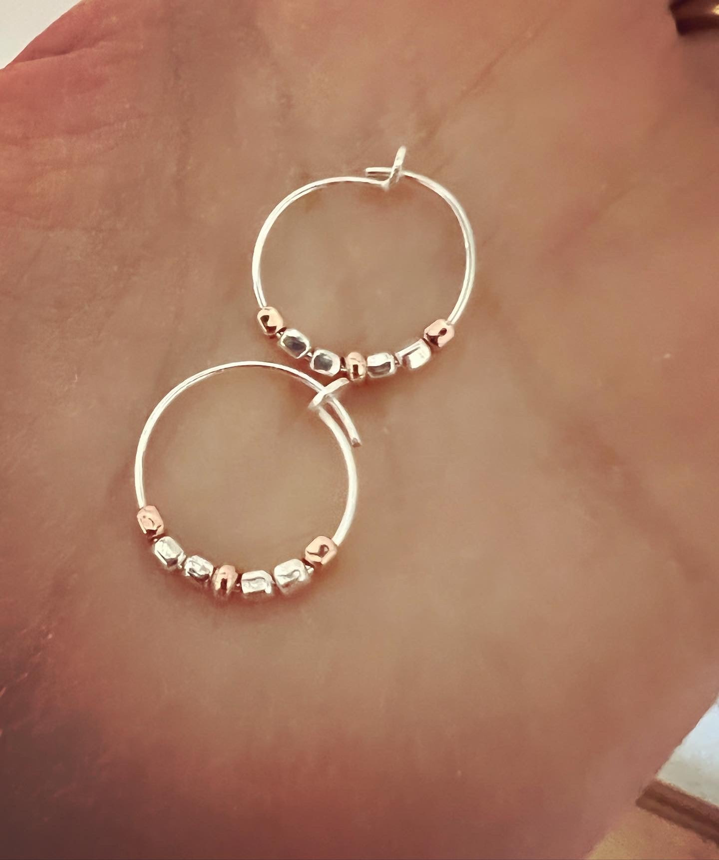 Mini hoops con pepite in argento - Filigrane & co