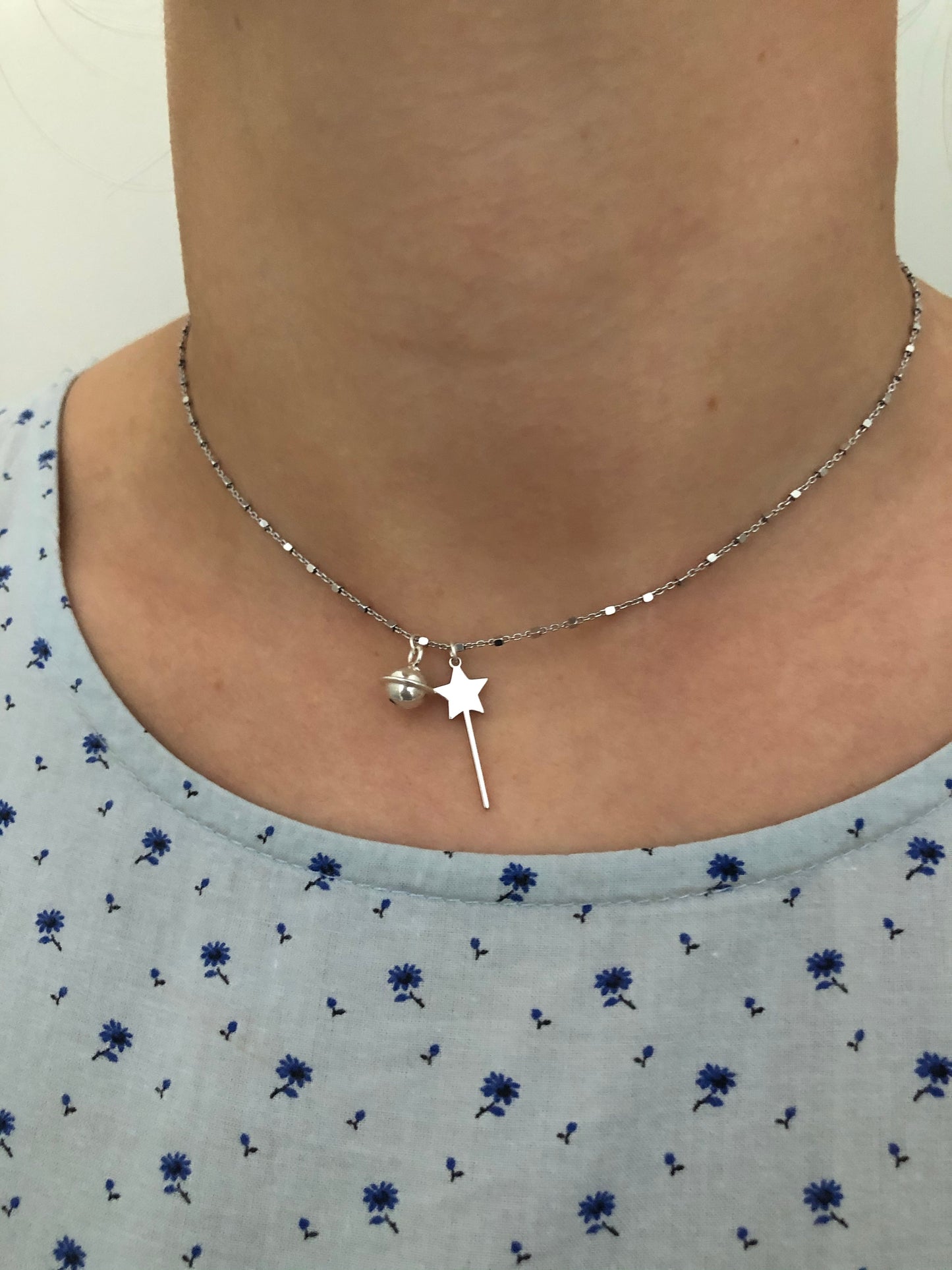 Collanina bacchetta magica e campanellino - Filigrane & co