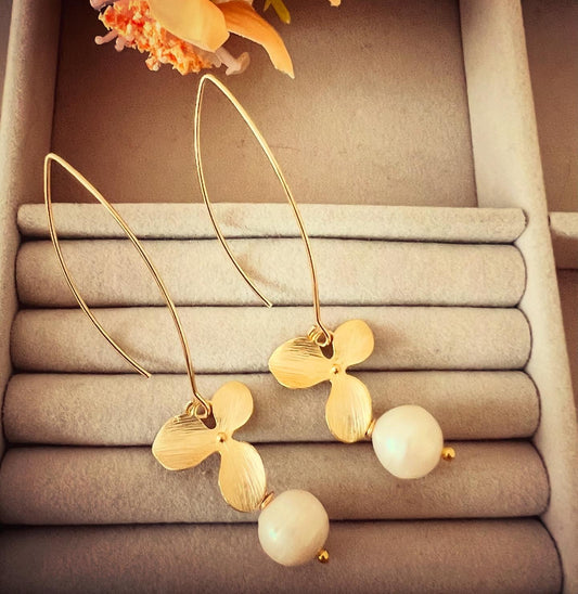 Orecchini amo lungo con foglie e perle