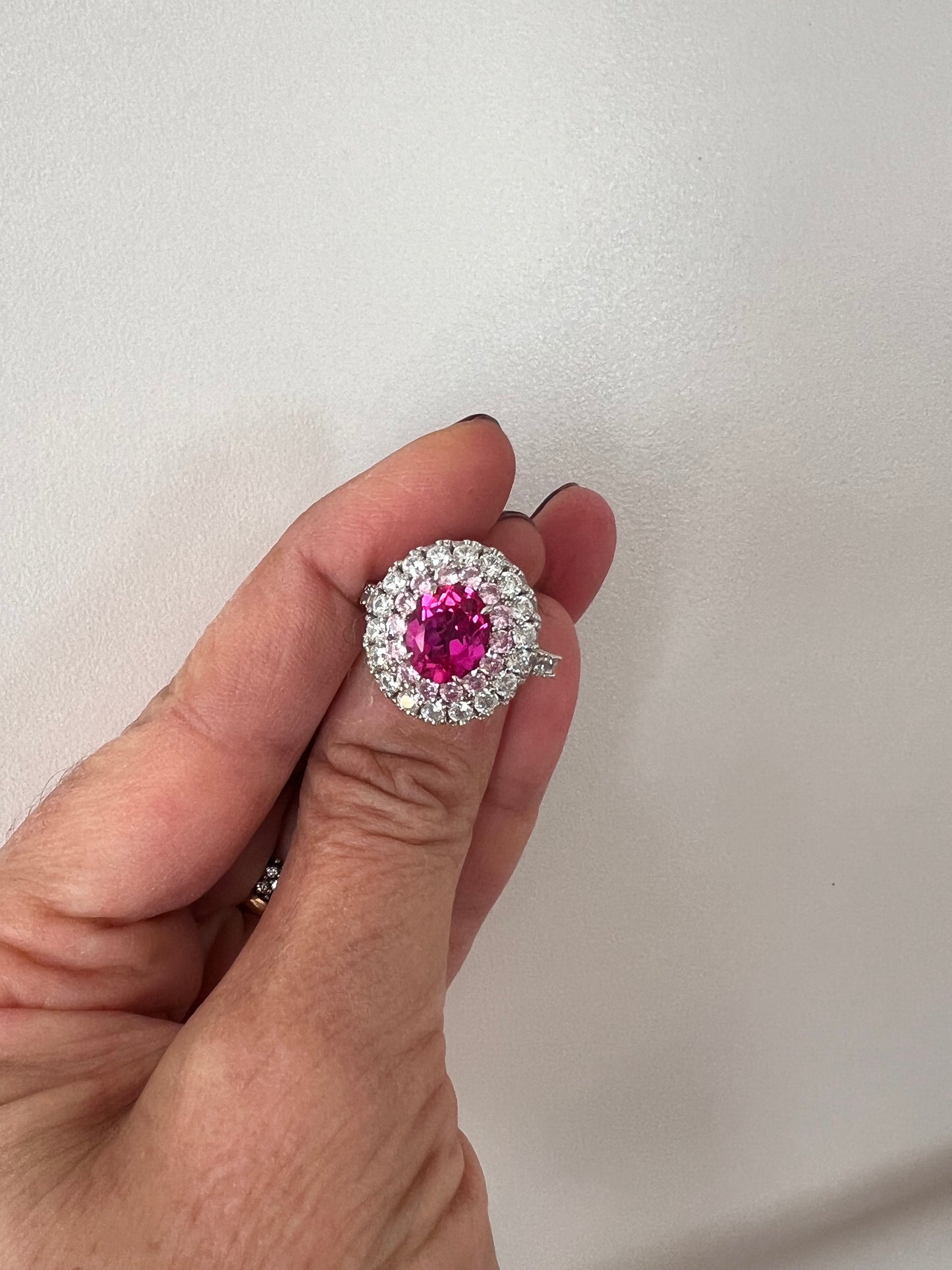 Grande anello ovale con zircone fuchsia