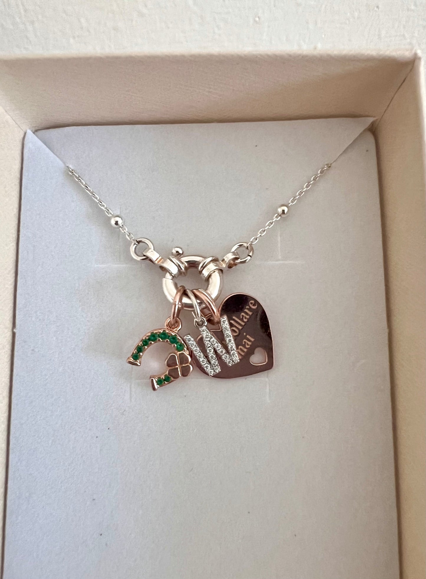 Collana con chiusura a timone e charms