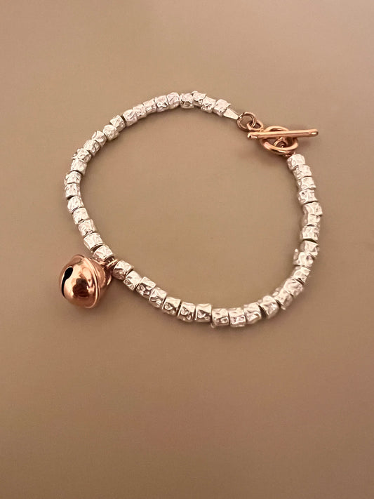 Bracciale con campanellino e chiusura a T