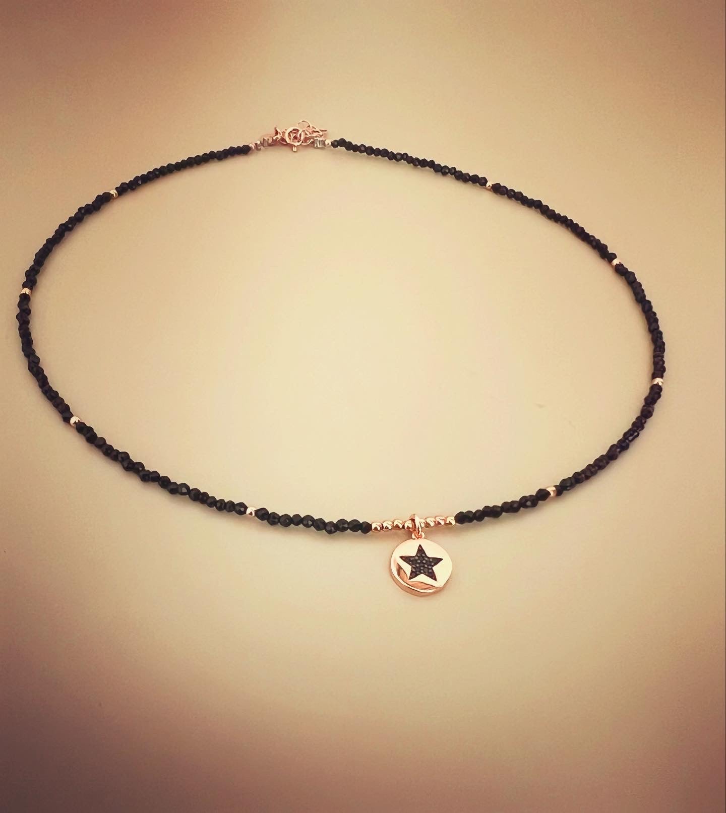 Collane girocollo in argento rosato con pietre o cristalli