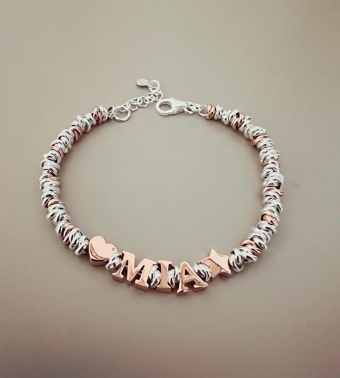 Bracciale nodini bicolor con lettere e simboli