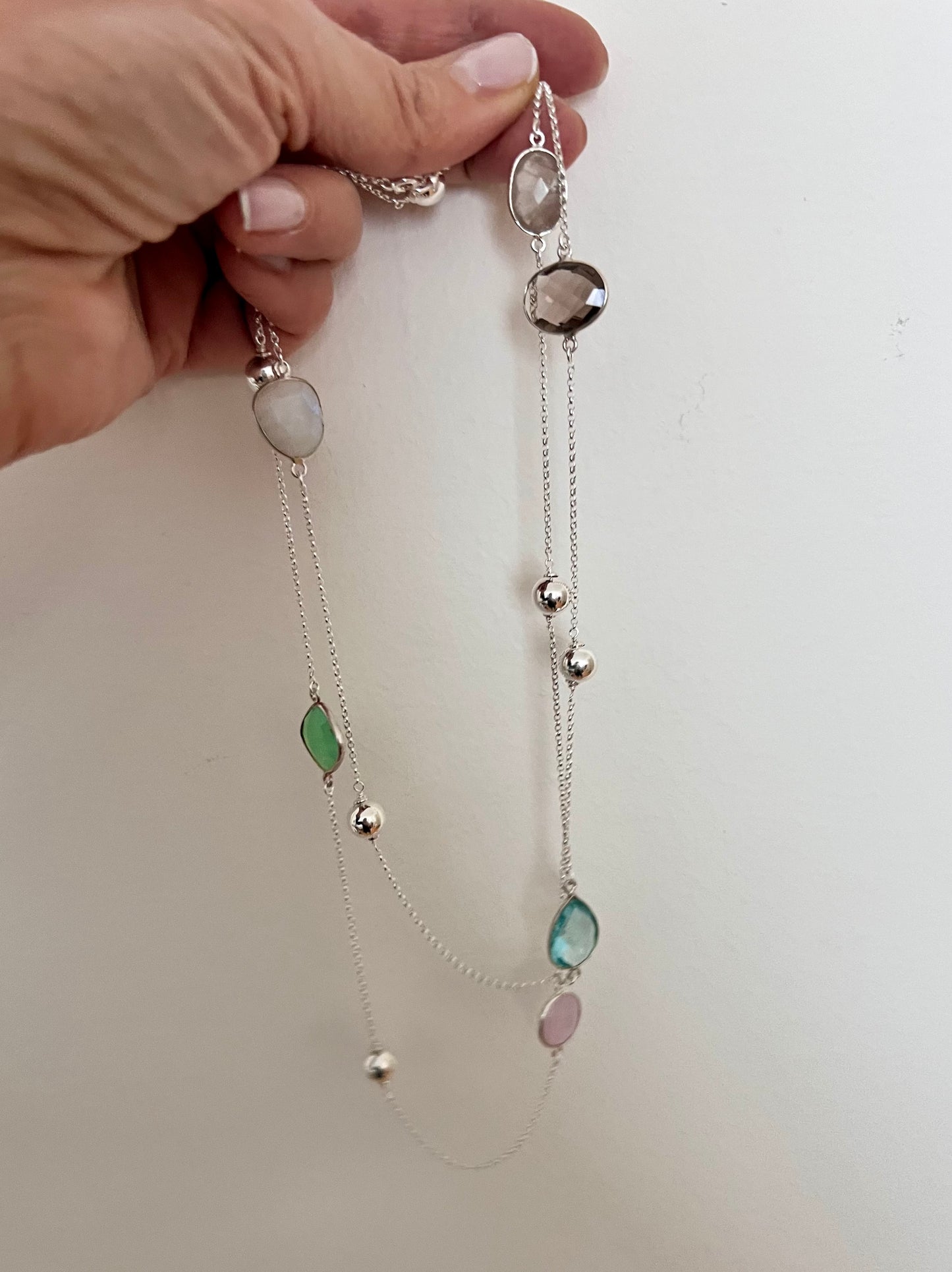 Collana lunga in argento e pietre