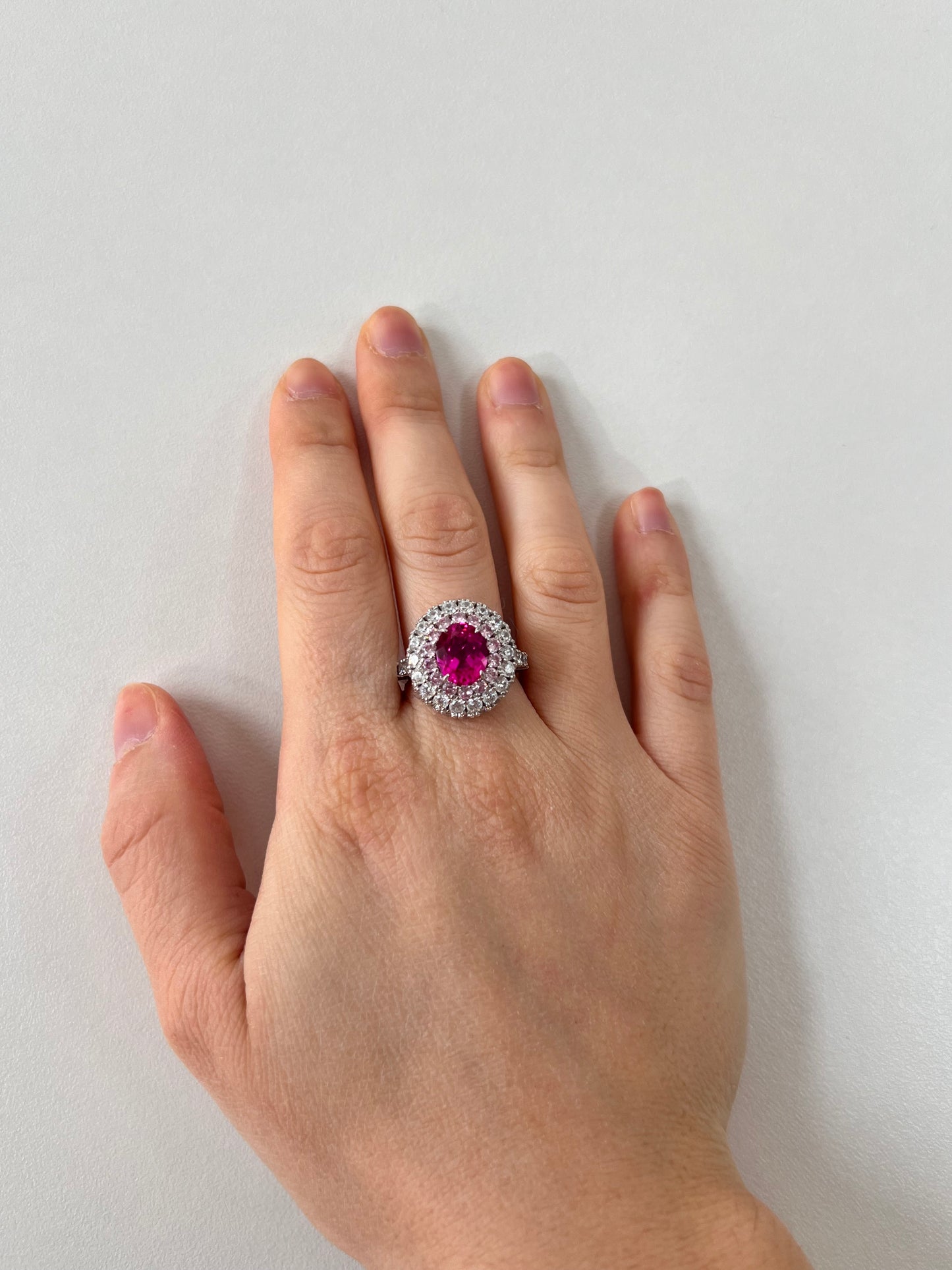 Grande anello ovale con zircone fuchsia