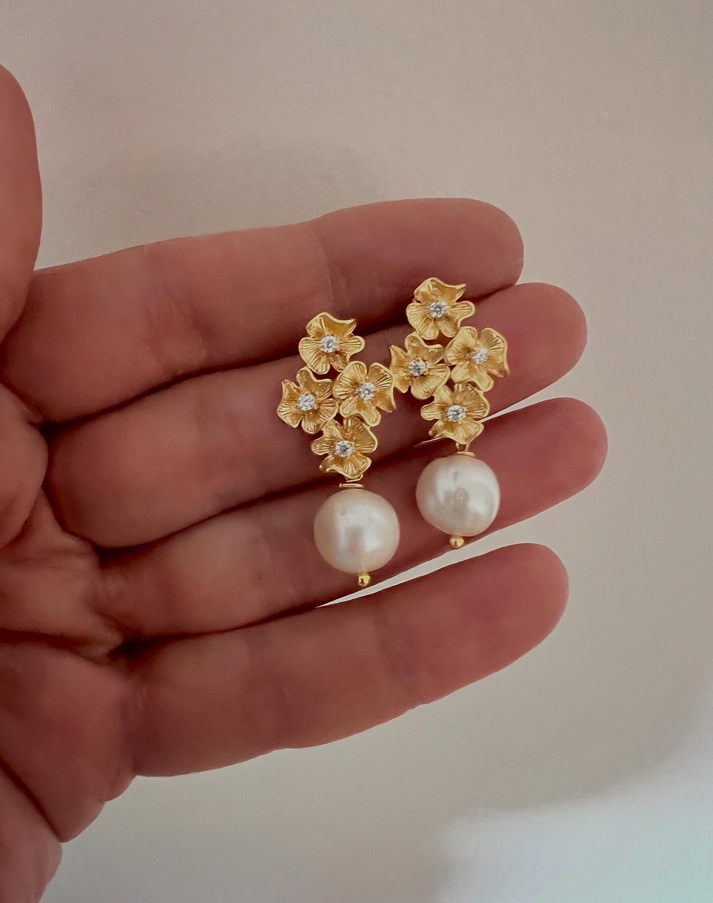 Orecchini con zirconi e perle