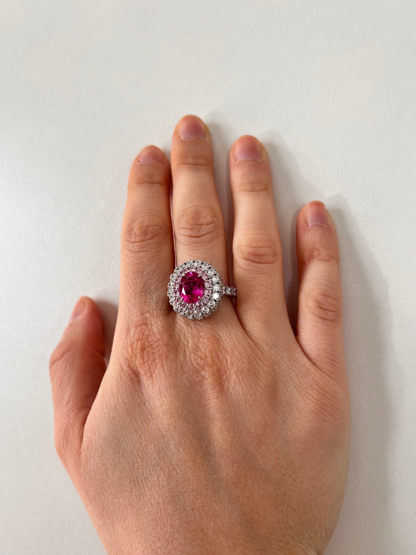 Grande anello ovale con zircone fuchsia