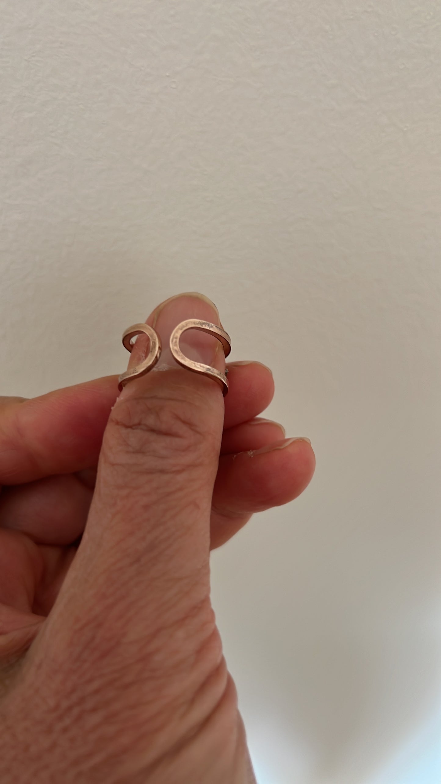 Anello iniziale in argento rosato