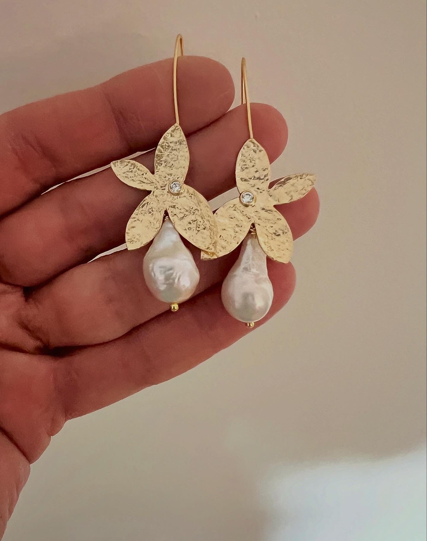 Orecchini con zirconi e perle