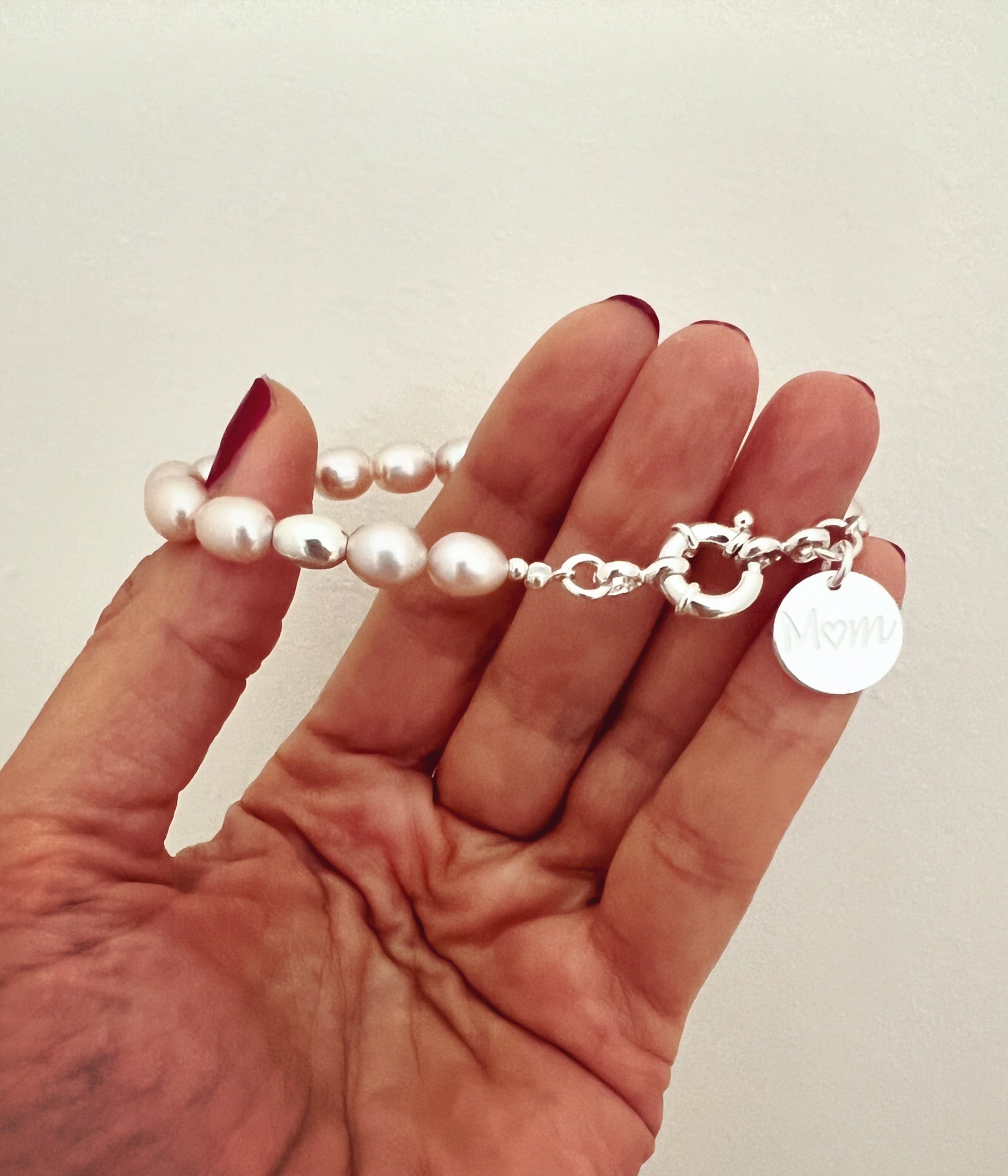 Elegante Braccialetto A Quattro Fili Con Perle Bianche, Perle Rosat Dure Elementi Svarowski Chiusura Magnetica Elegante Braccialetto A Quattro Fili Con Perle Bianche, Perle Rosat Dure Elementi Svarowski Chiusura Magnetica