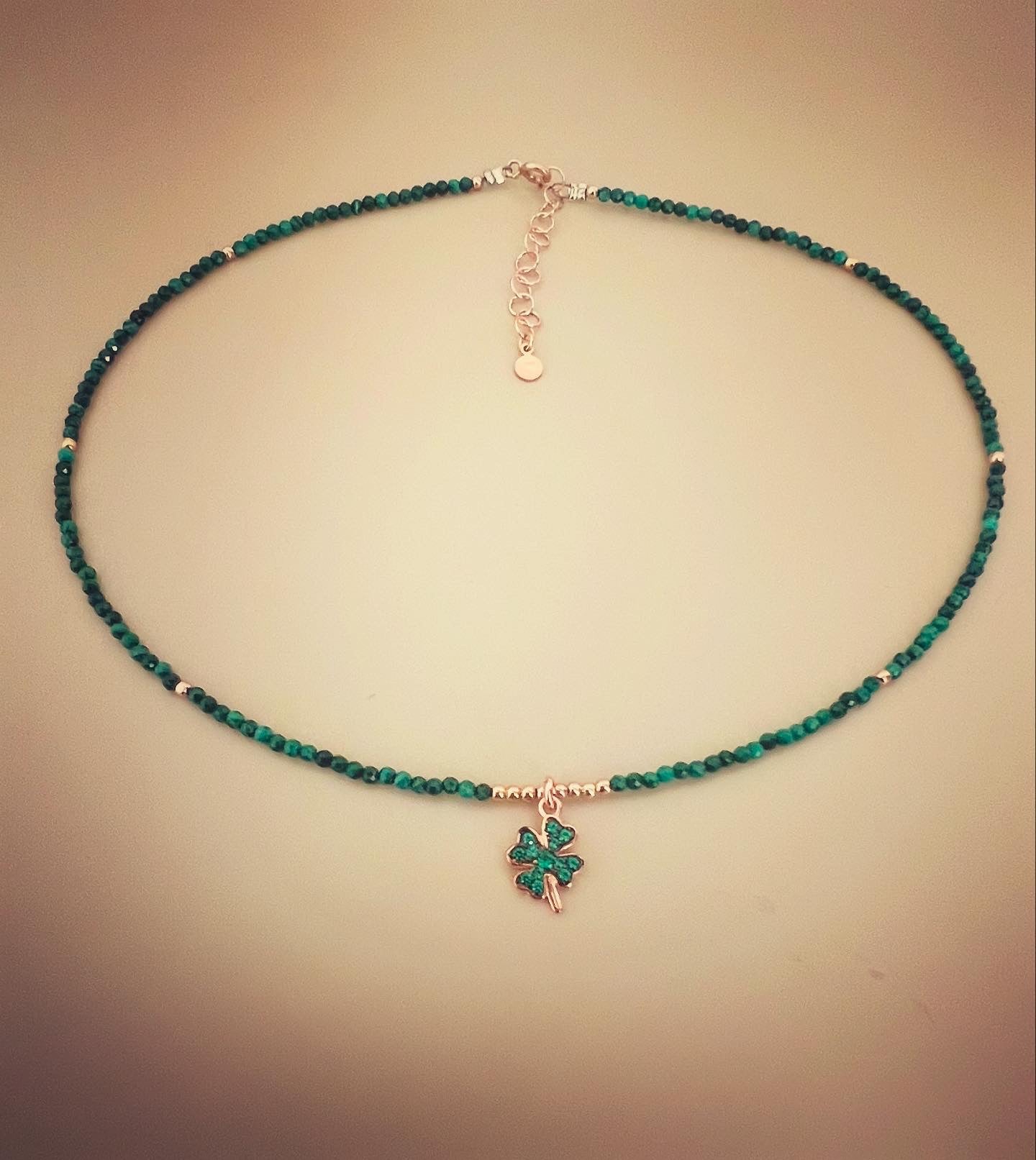 Collane girocollo in argento rosato con pietre o cristalli