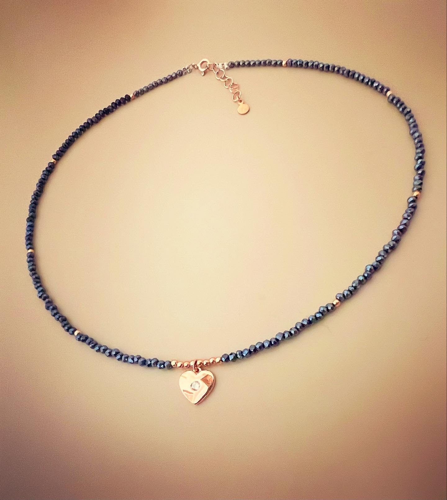 Collane girocollo in argento rosato con pietre o cristalli