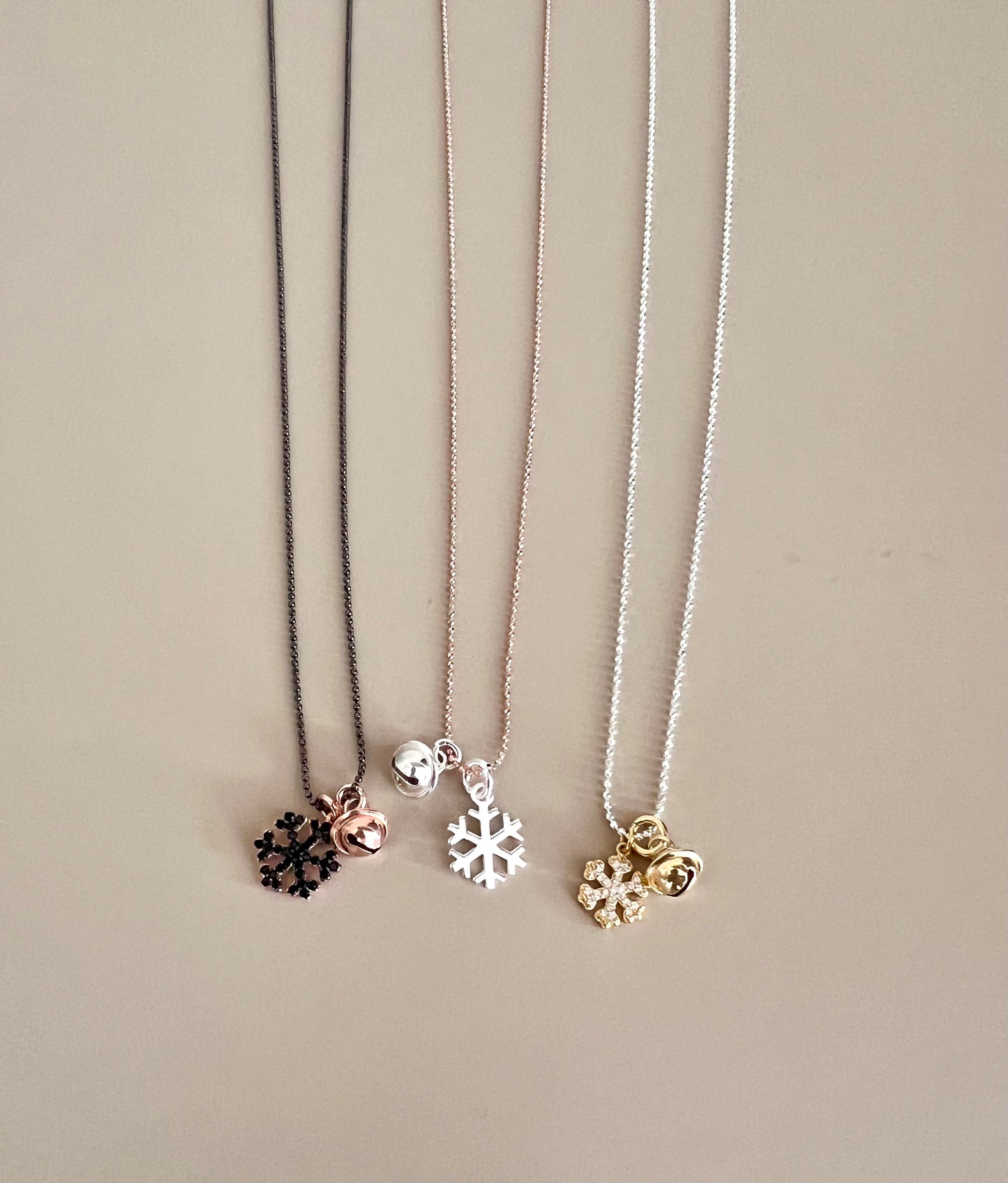 Collane fiocco di neve e campanellino