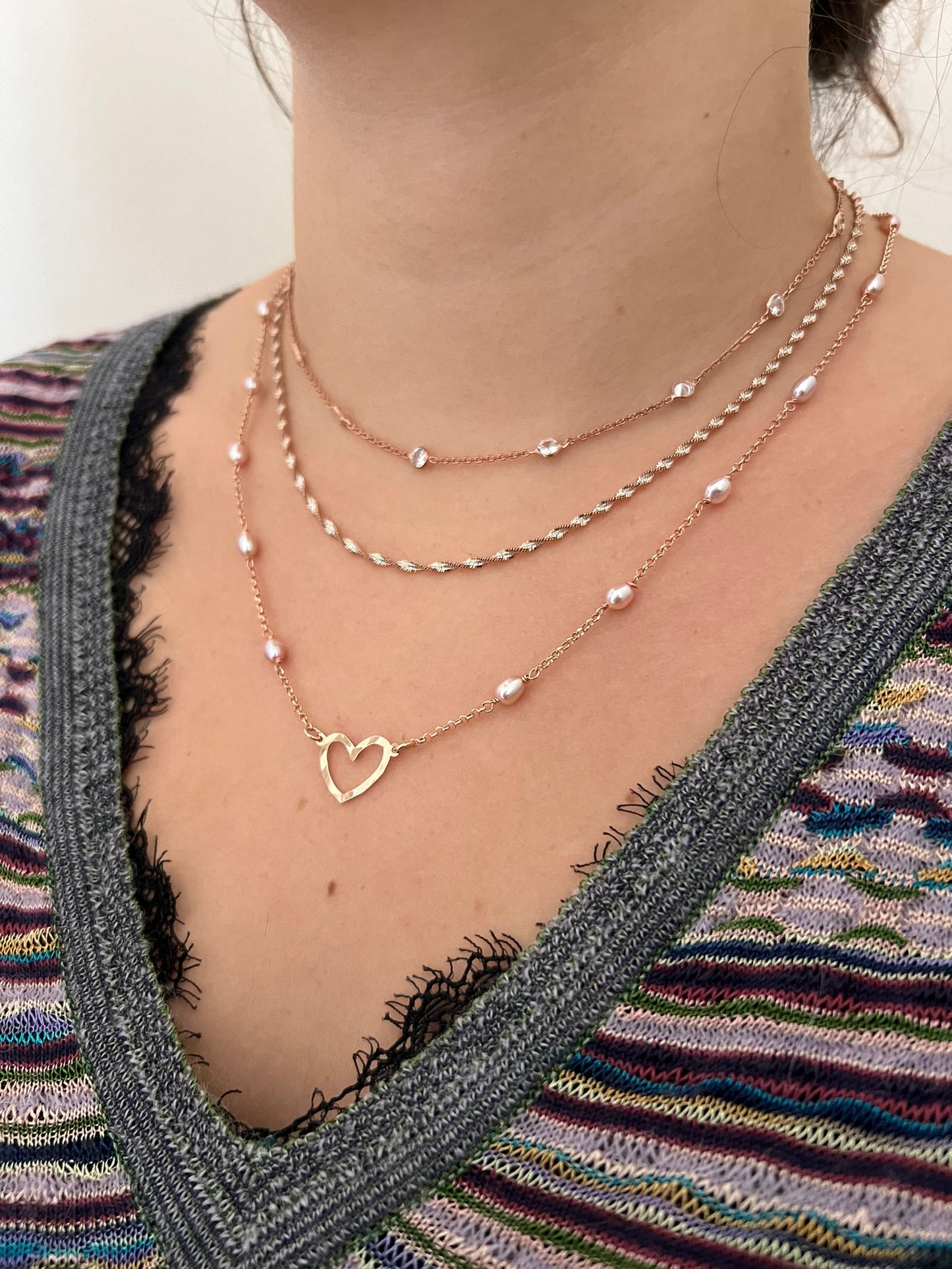 Collana catena e perle con cuore forato centrale