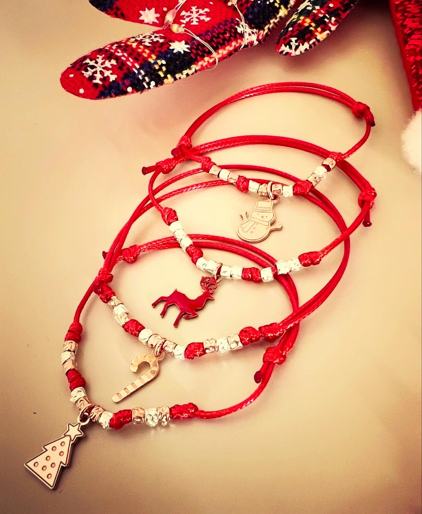 Bracciali o collane di cordino con pepite e ciondoli in argento - Filigrane & co