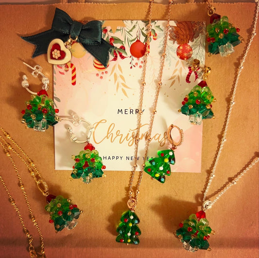 Collane e orecchini con alberello di cristalli o di vetro