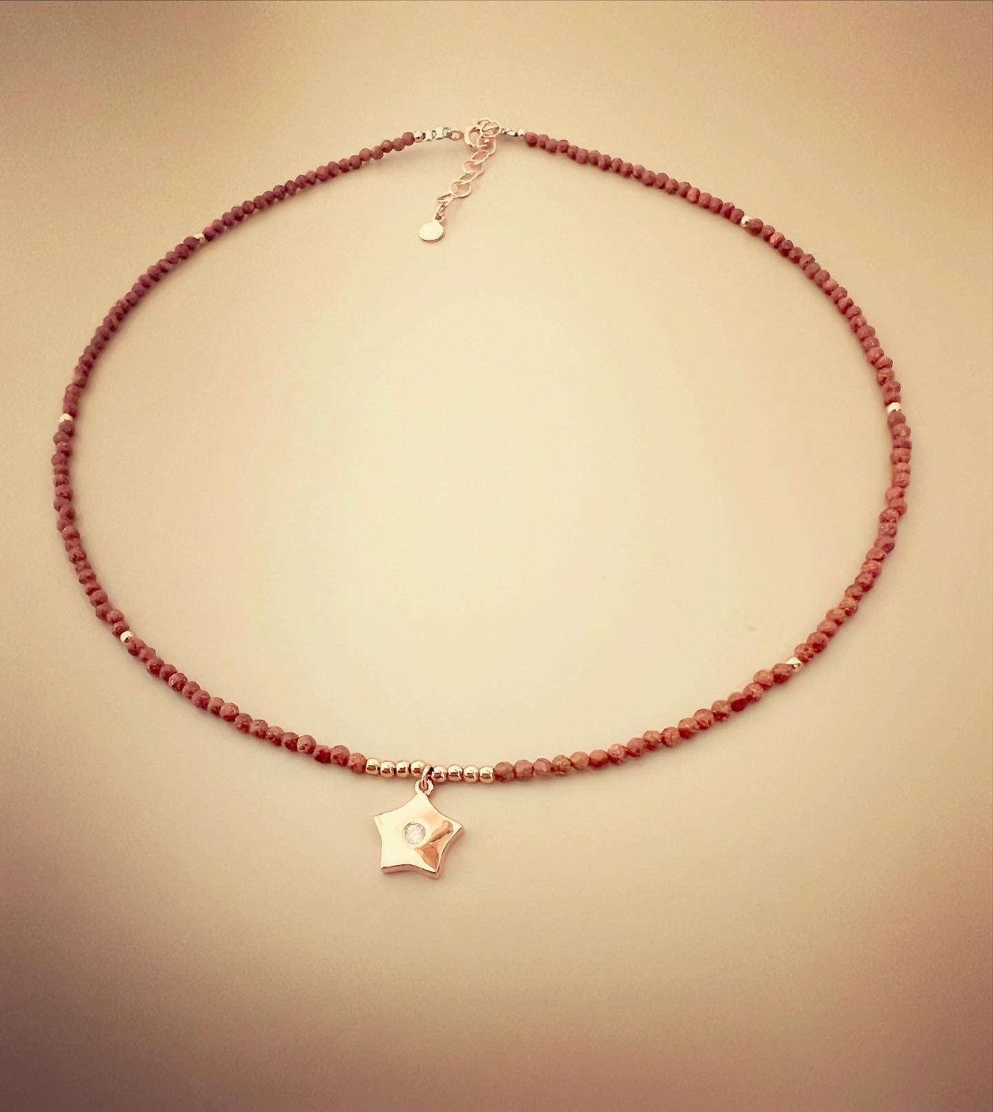 Collane girocollo in argento rosato con pietre o cristalli