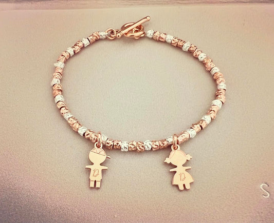 Bracciale pepite piccole bicolore, chiusura a T, ciondoli bimbi con iniziale incisa