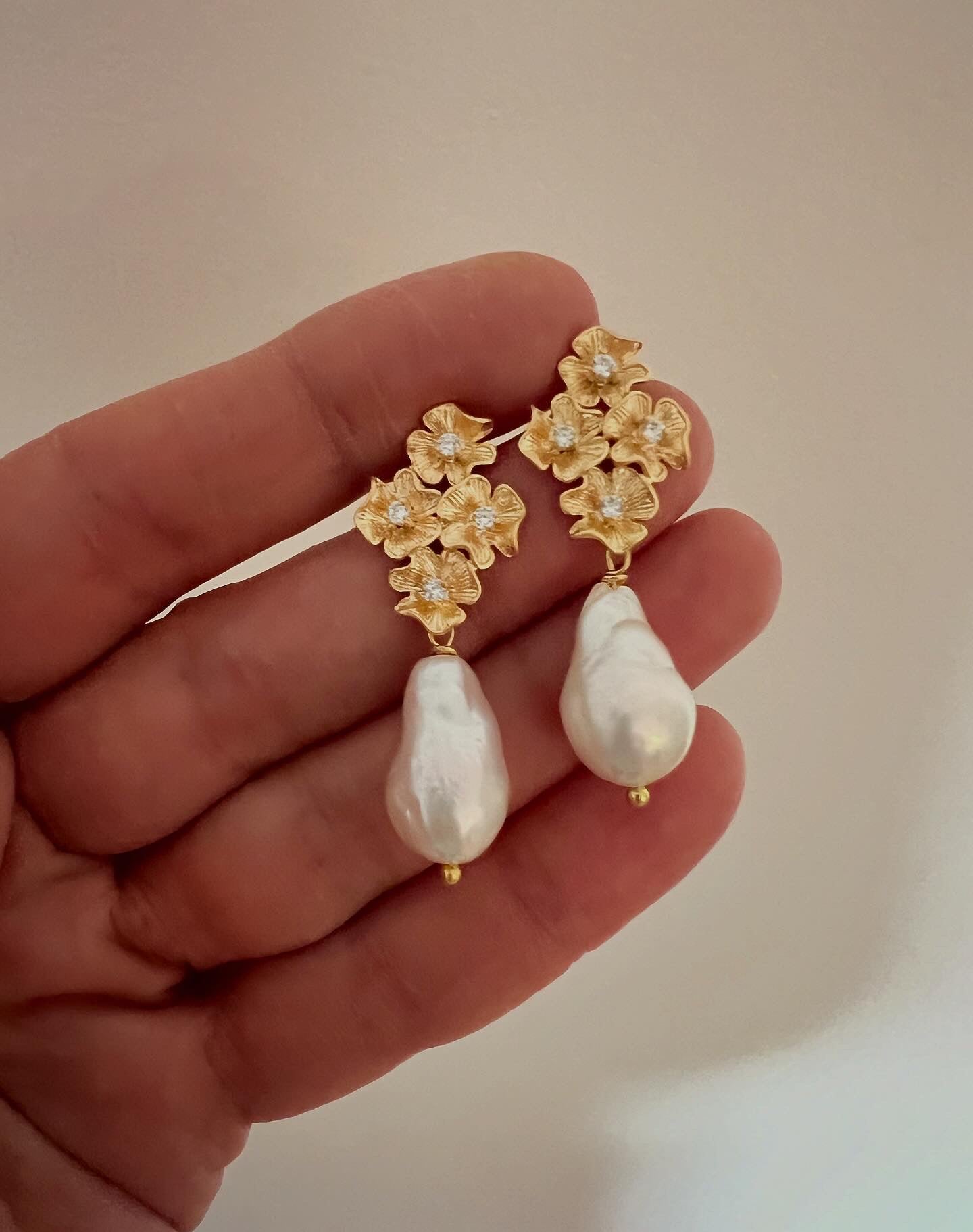 Orecchini con zirconi e perle