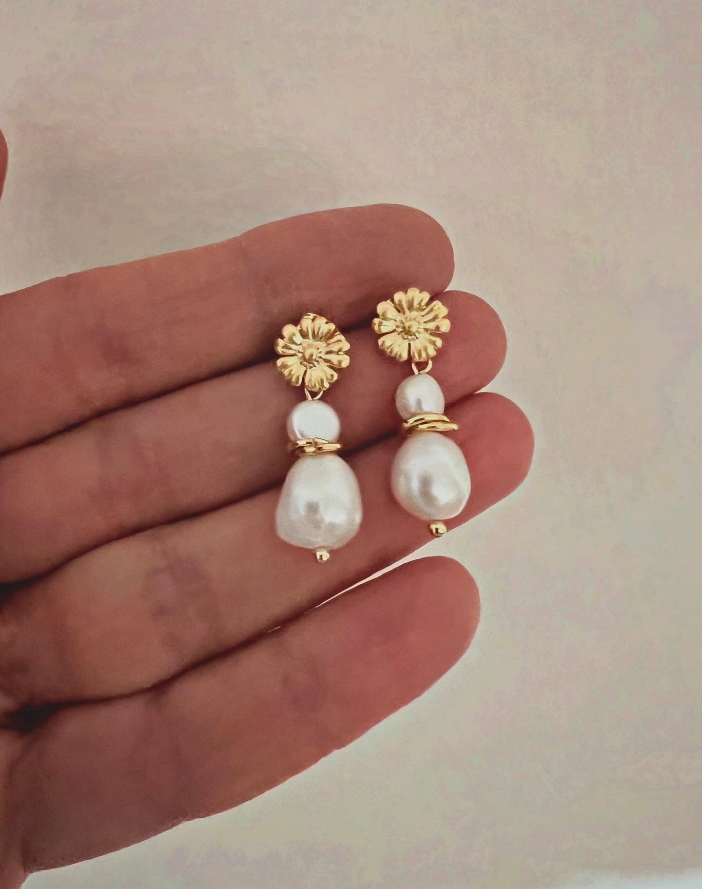 Orecchini con zirconi e perle