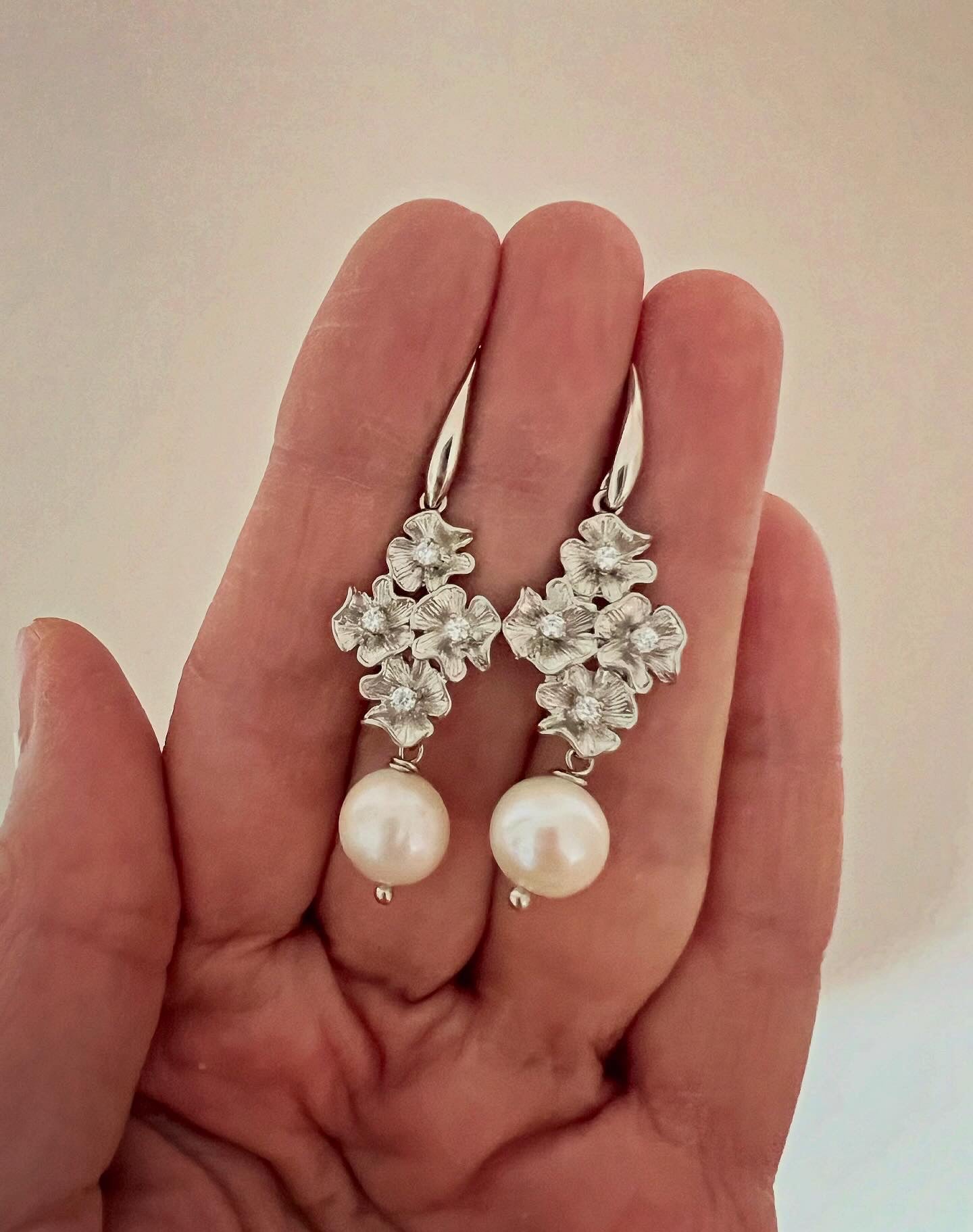 Orecchini con zirconi e perle