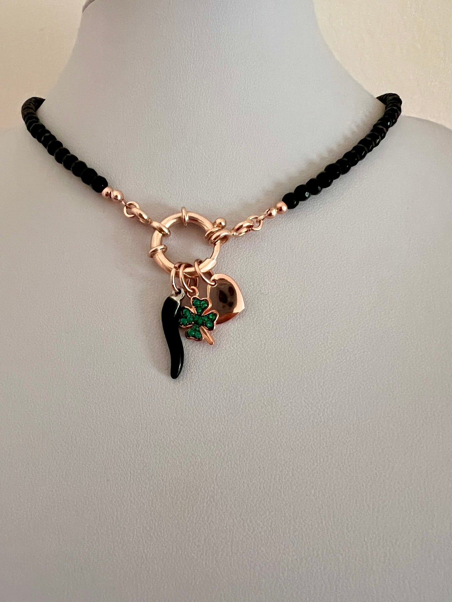 Collana di onice nero con tre ciondoli portafortuna