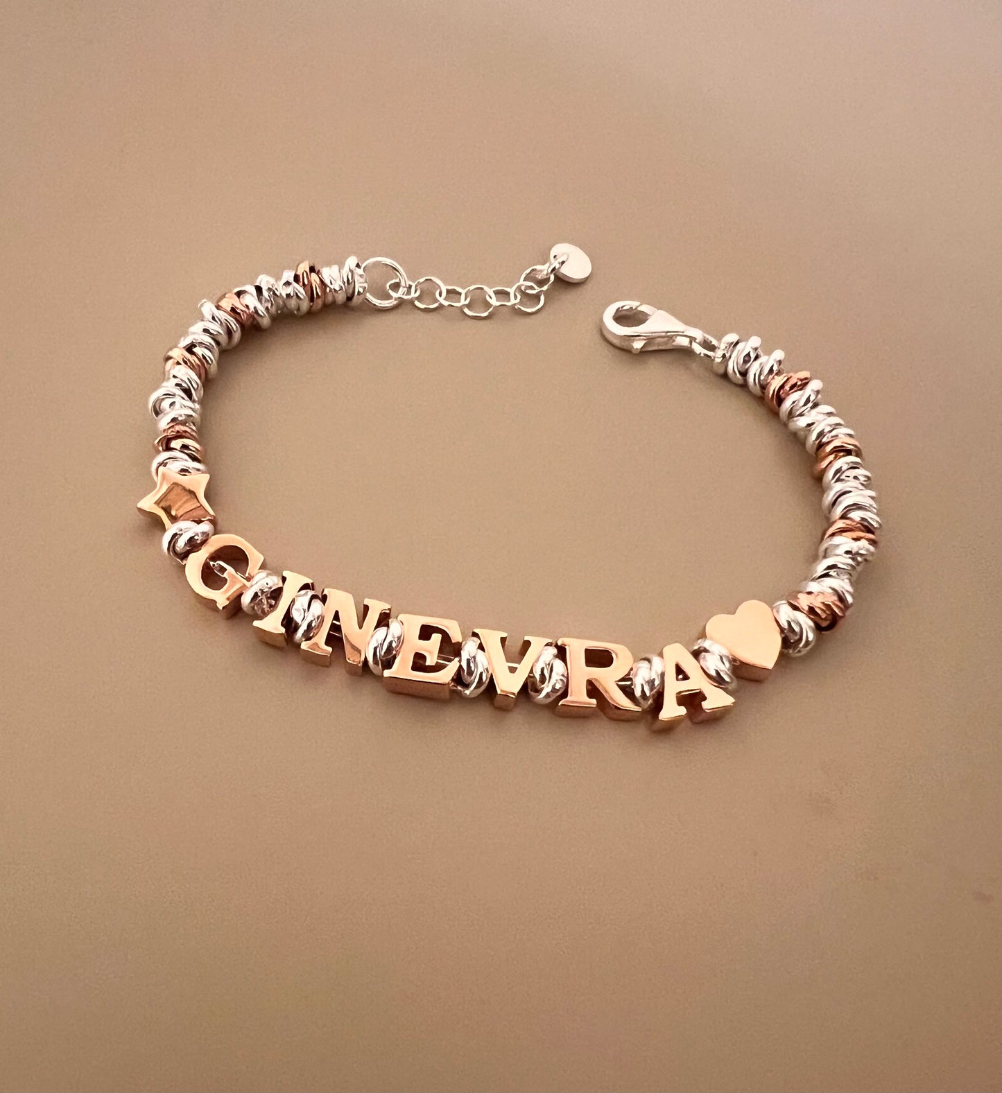 Bracciale nodini bicolor con lettere e simboli