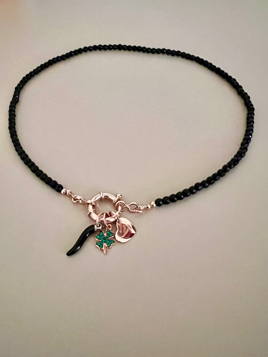 Collana di onice nero con tre ciondoli portafortuna