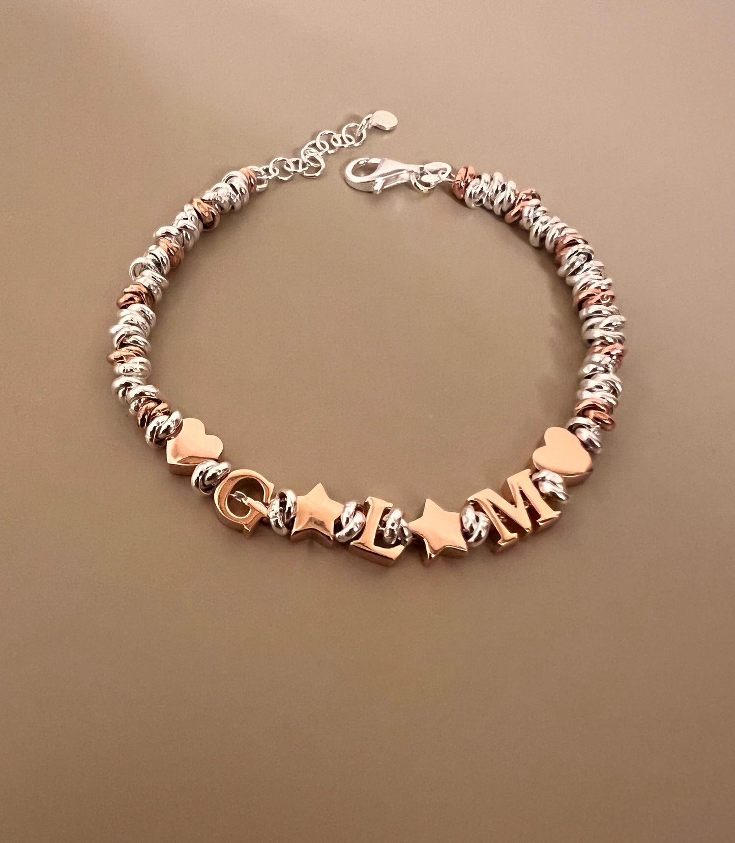 Bracciale nodini bicolor con lettere e simboli