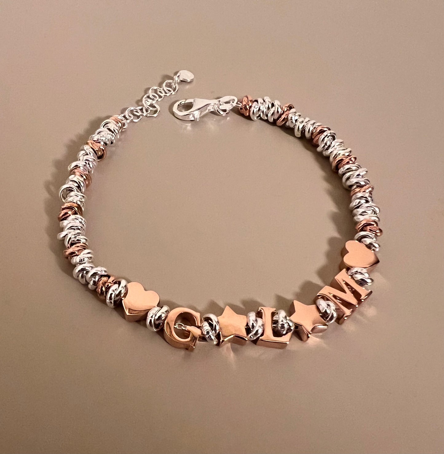 Bracciale nodini bicolor con lettere e simboli