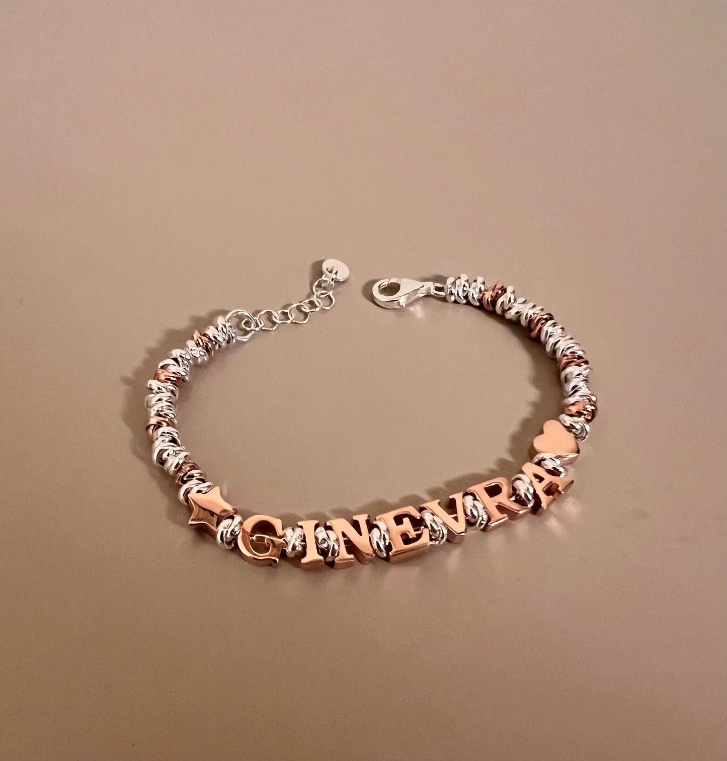 Bracciale nodini bicolor con lettere e simboli