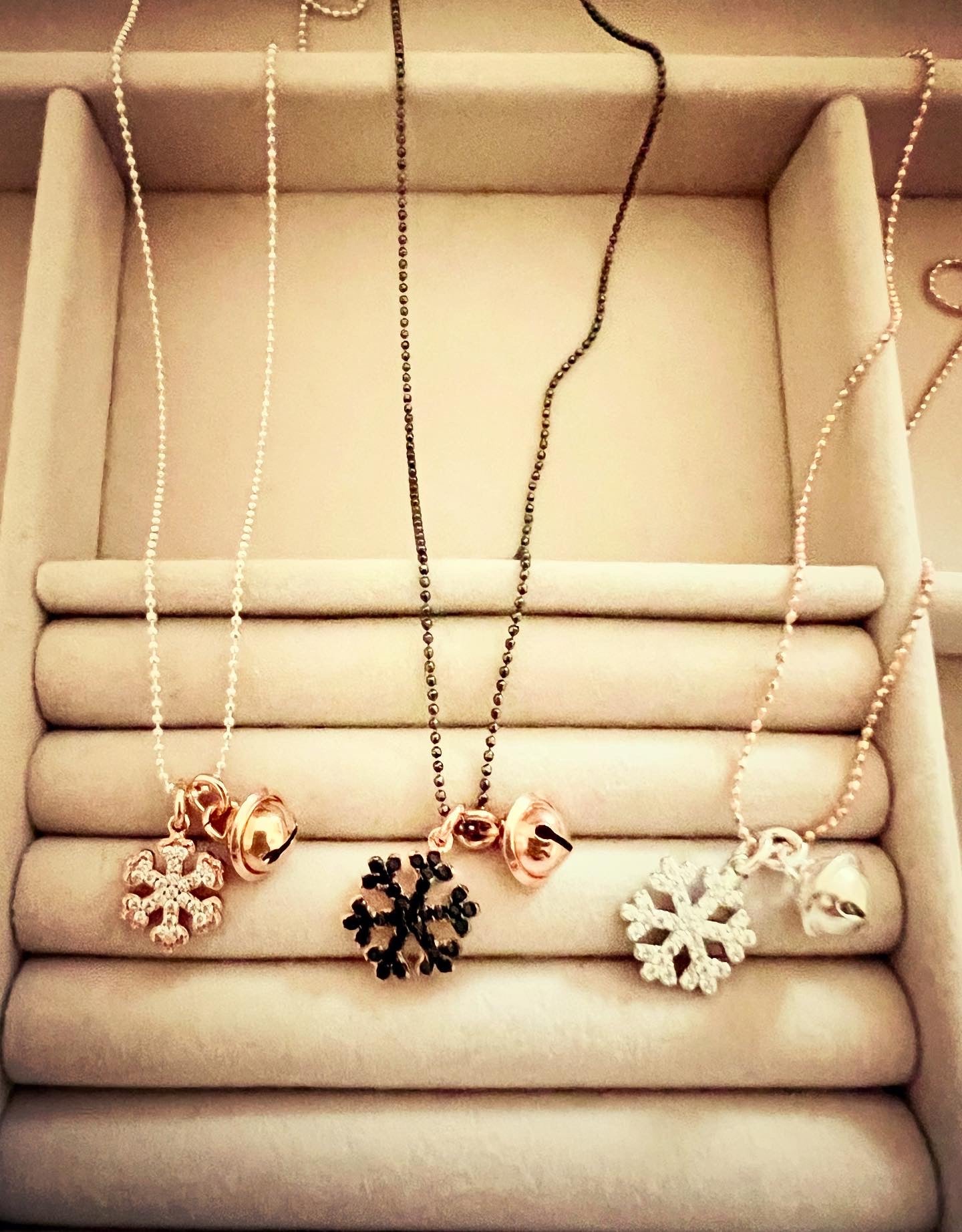 Collane fiocco di neve e campanellino