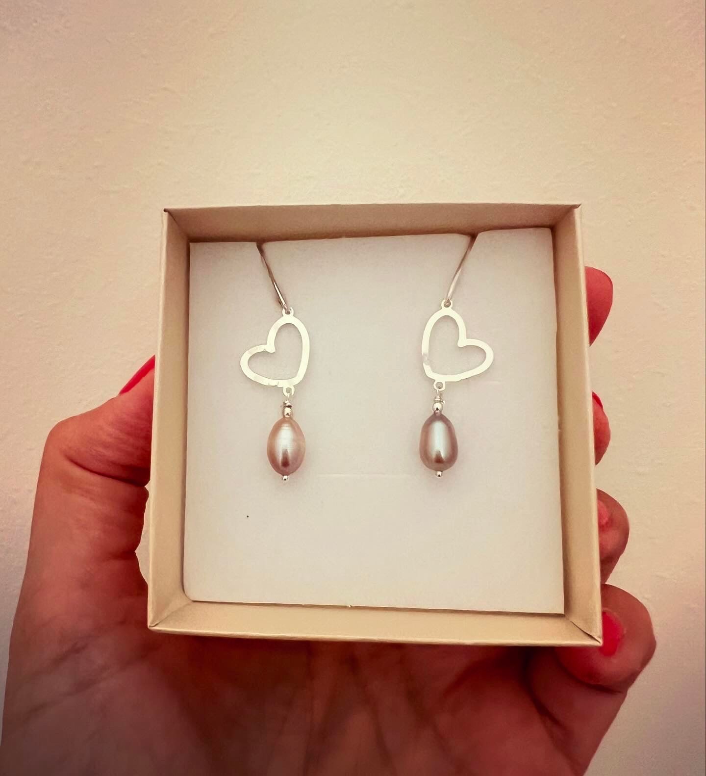 Orecchini con cuori in argento e perle rosa pendenti