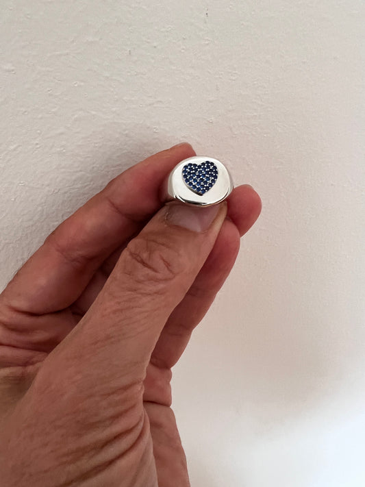 Anello chevalier con cuore blu