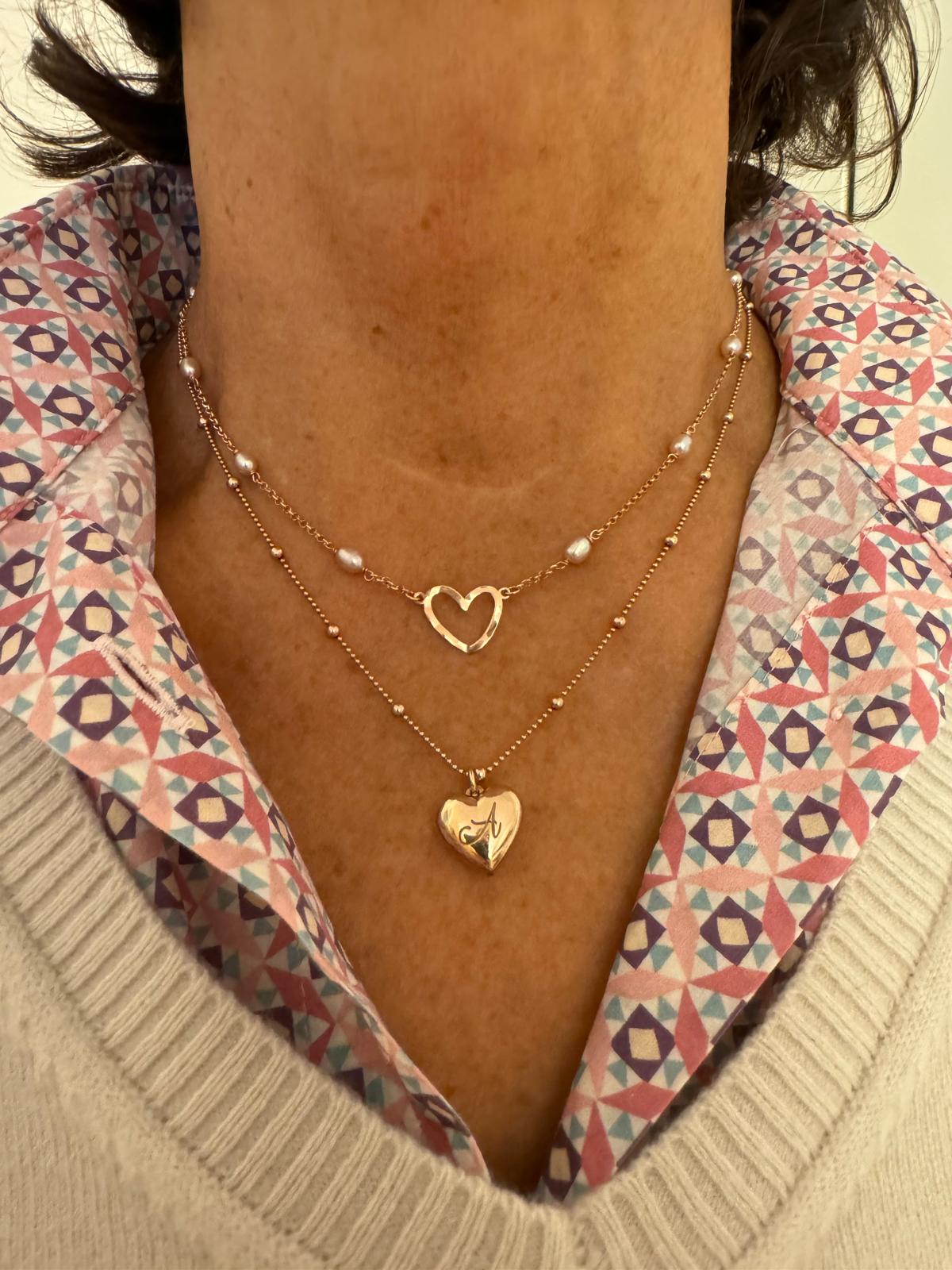 Collana catena e perle con cuore forato centrale