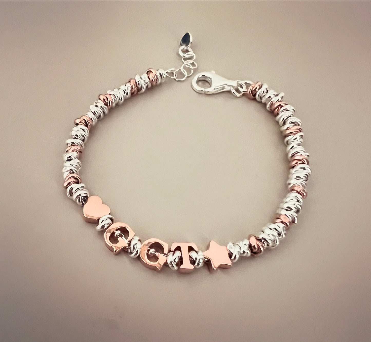 Bracciale nodini bicolor con lettere e simboli