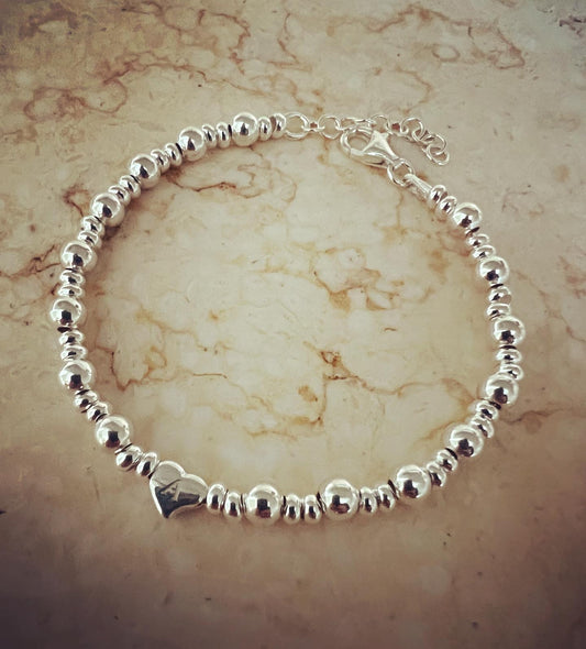 Bracciale in argento con rondelle sfere e centrale cuore iniziale