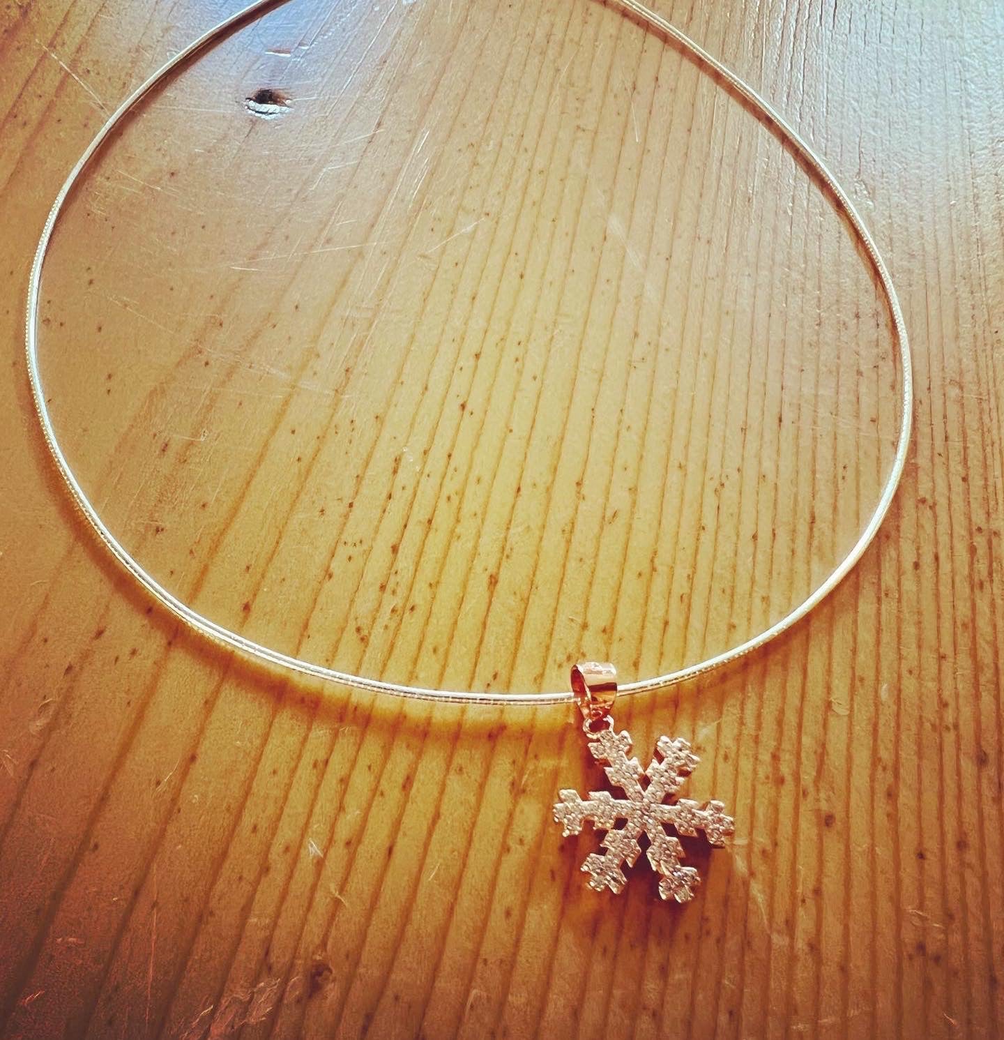 Collana semirigida con fiocco di neve